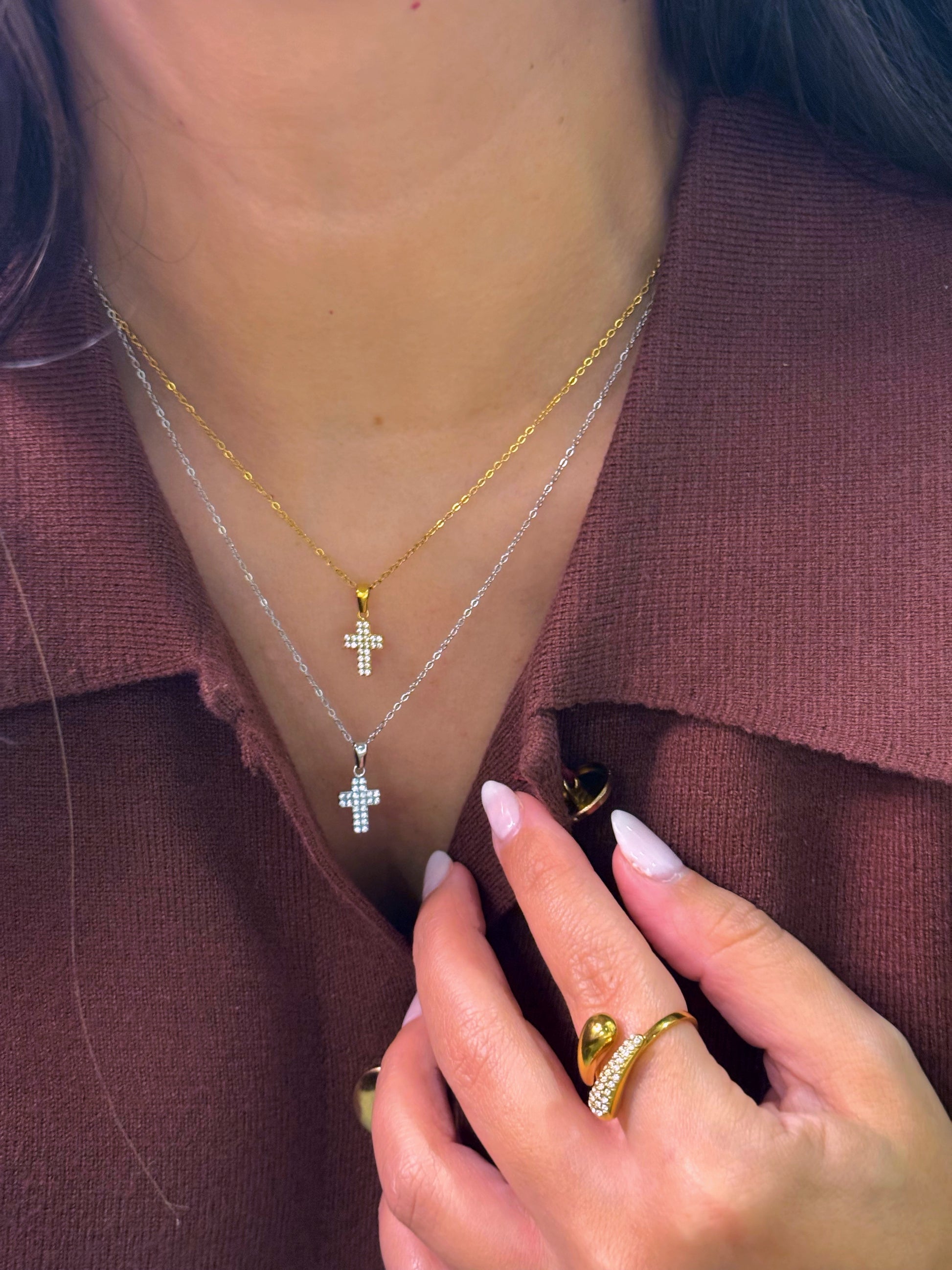 Colar malha fininha com mini cruz em brilhantes | 2 cores