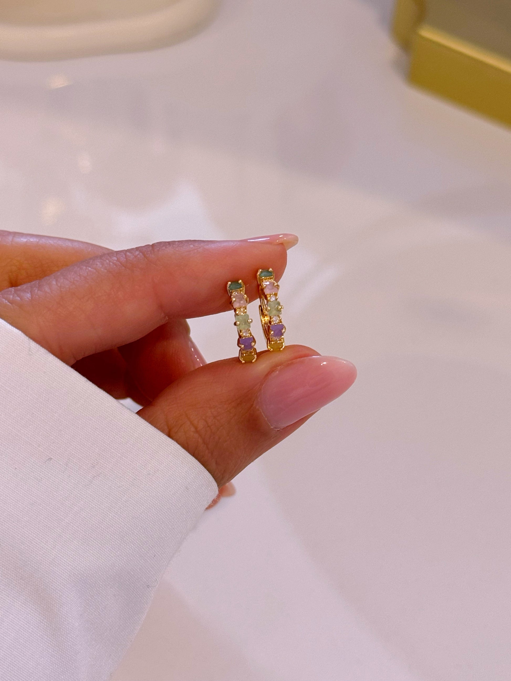 Argolinhas com pedrinhas e brilhantes • Dourado | Cores Pastel