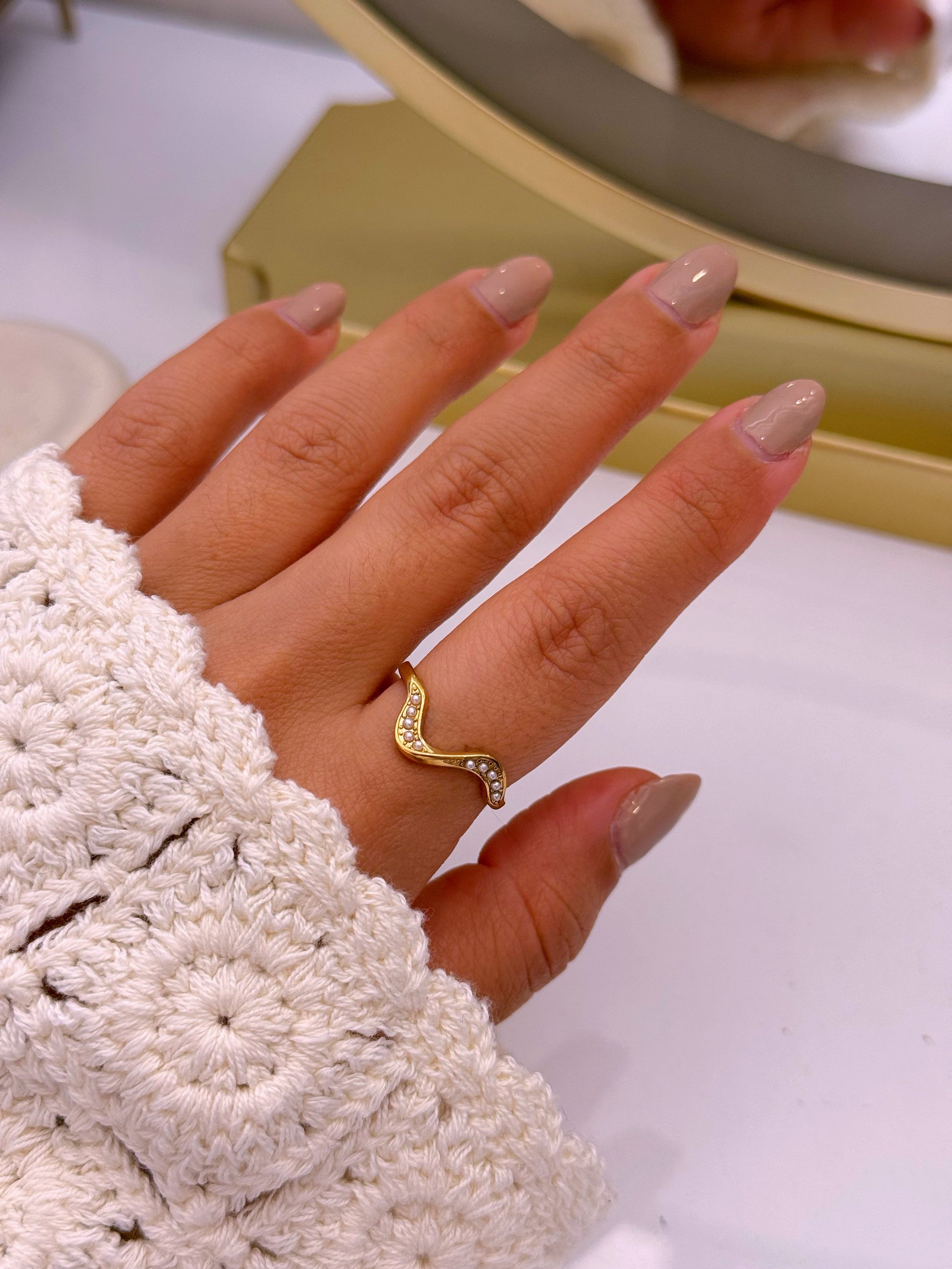 Anel ajustável efeito ondulado com pérolas | Dourado
