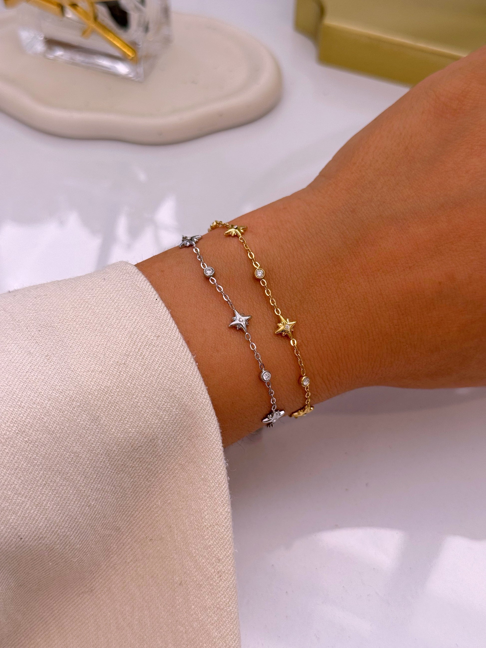 Pulseira delicada com mini estrelinhas e brilhantes  | 2 cores