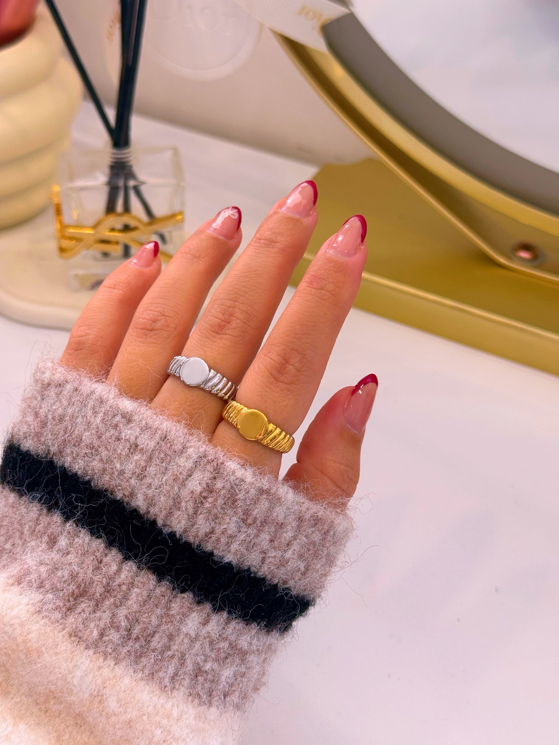 Anel ajustável com texturas e medalha redonda | 2 Cores