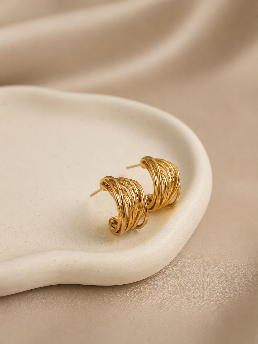 Argolas elegantes trabalhadas | Dourado