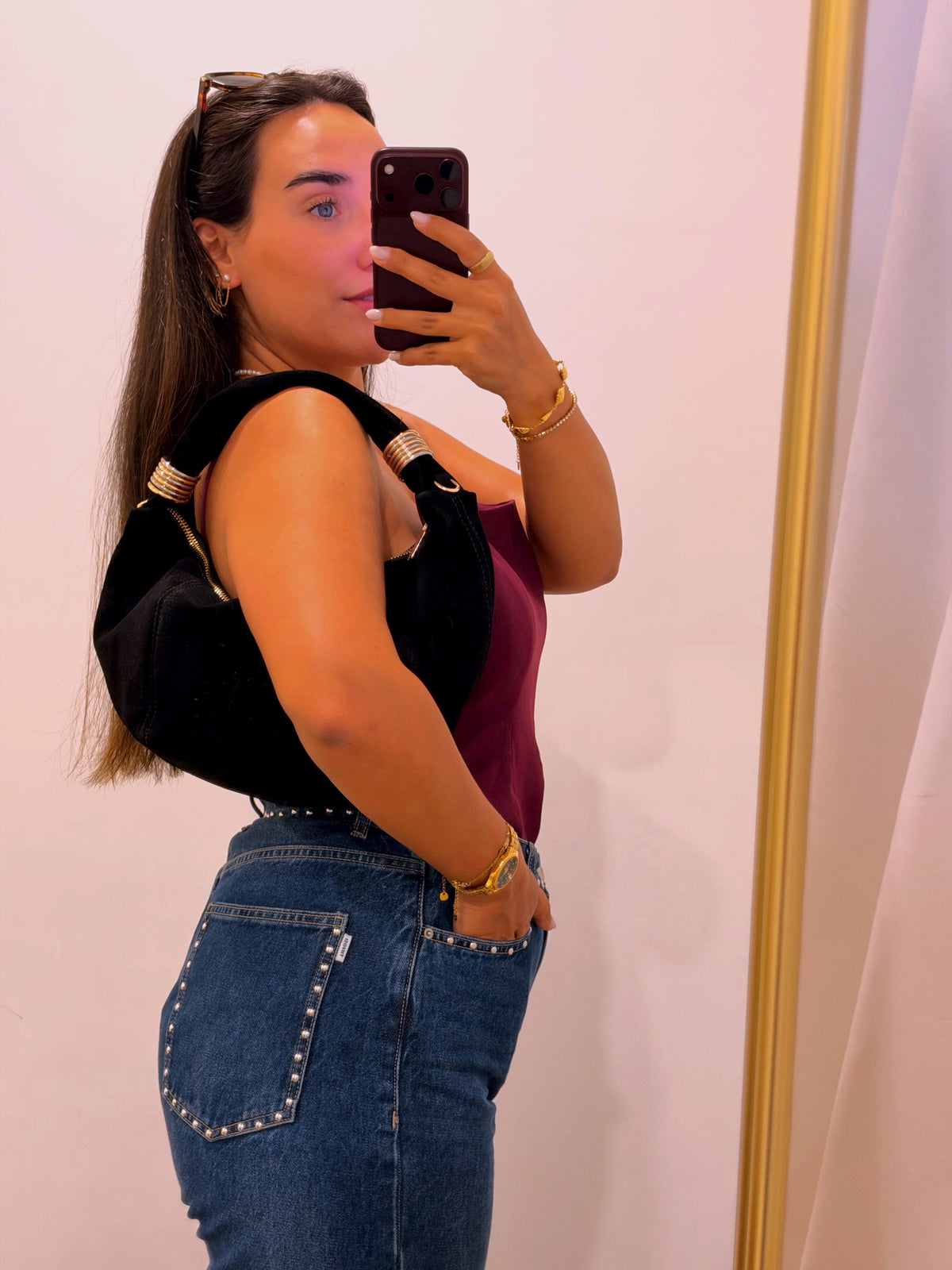 Mala de ombro estilo hobo com mix de argolas metálicas | Preta • toque aveludado