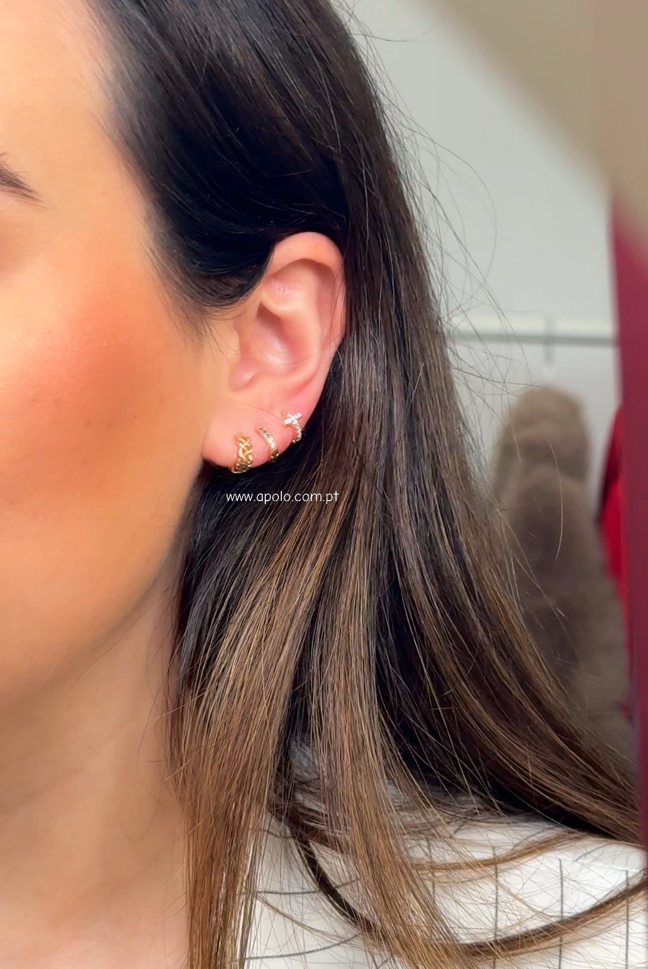 Mini argolinhas cruz com brilhantes | Especiais 2°/3° furo • Rose Gold