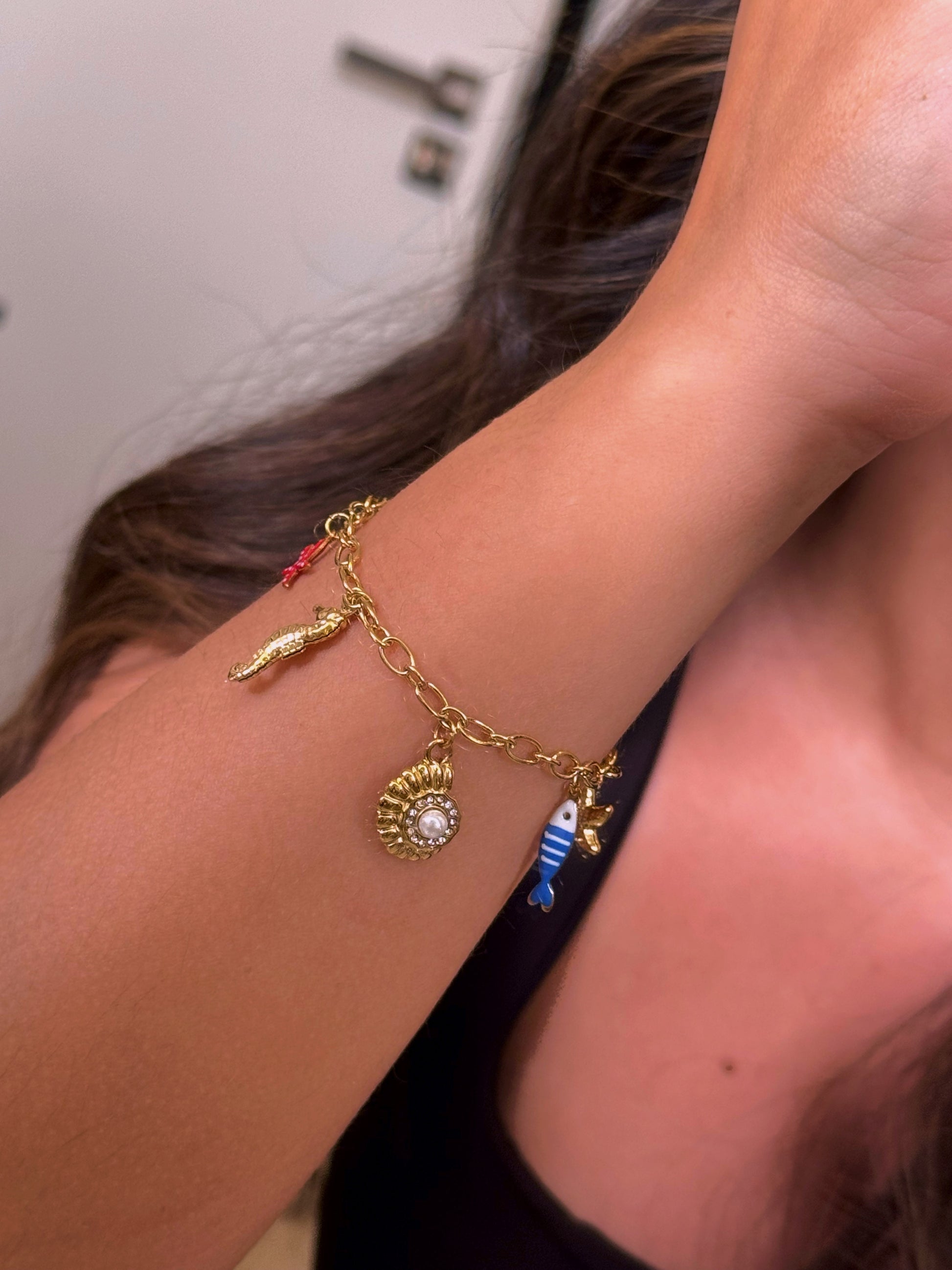 𝐄𝐝𝐢𝐜̧𝐚̃𝐨 𝐋𝐢𝐦𝐢𝐭𝐚𝐝𝐚 𝐕𝐞𝐫𝐚̃𝐨 🐚 Pulseira corrente com concha e pérola e vários pendentes | Dourado