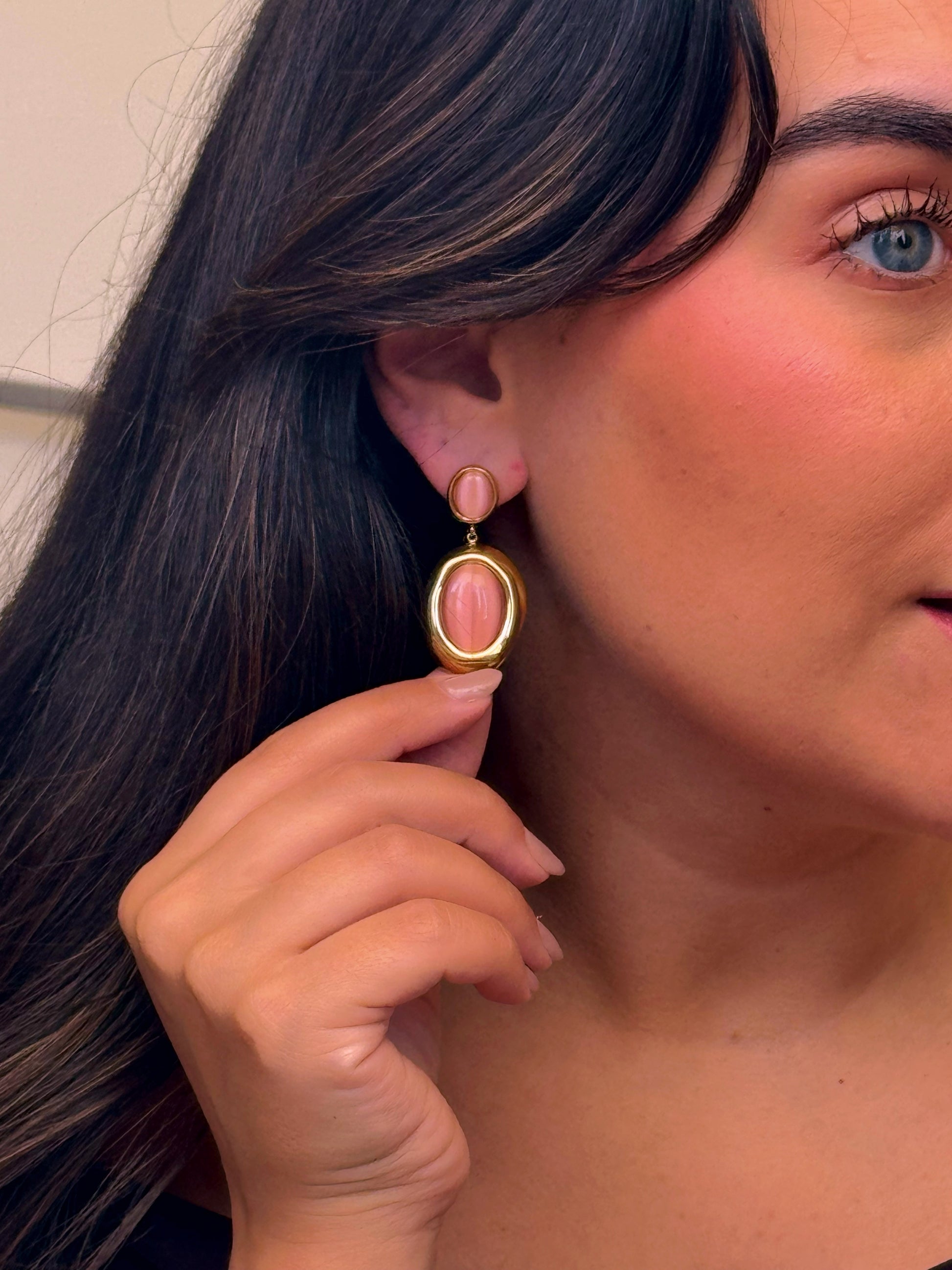 Brincos elegantes com pedras rosa em pendente | Dourado