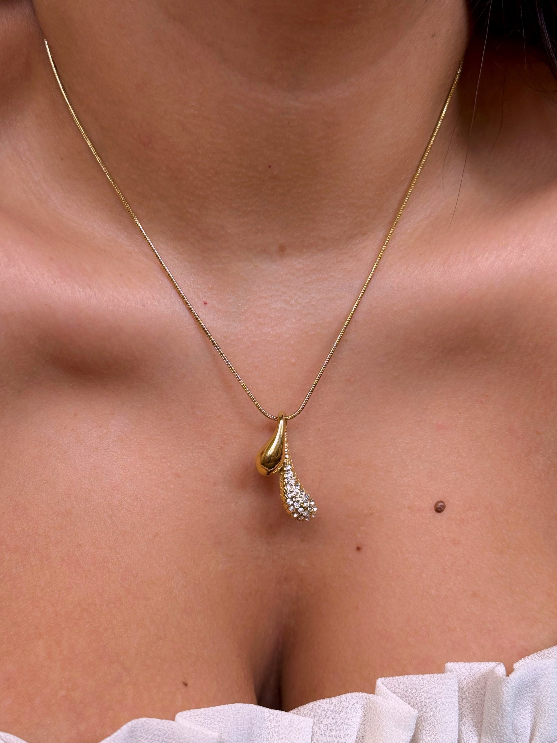 Colar malha redonda com pendente gota com brilhantes | Dourado