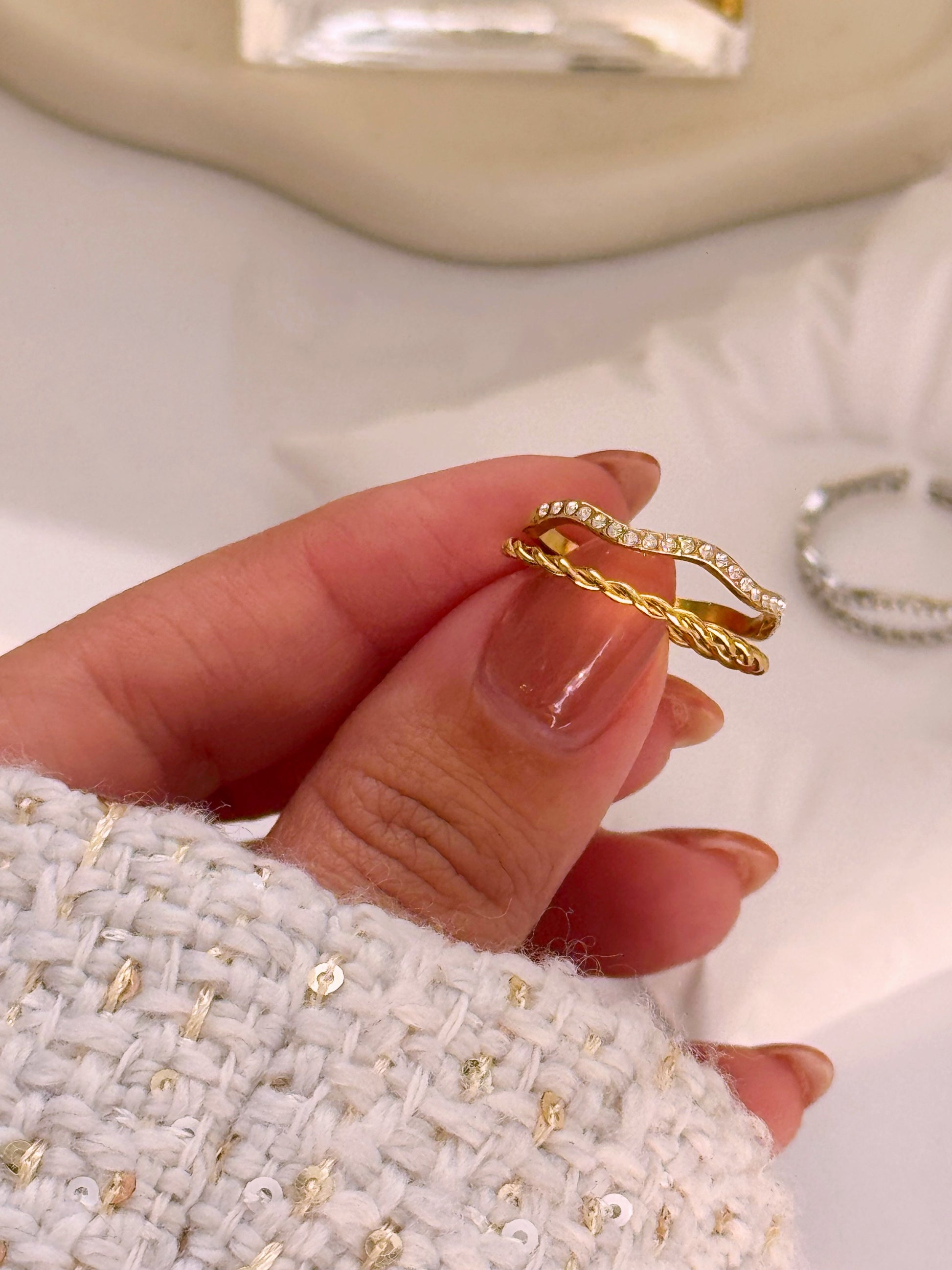 Anel ajustável duplo com efeito torcido e brilhantes | 2 cores