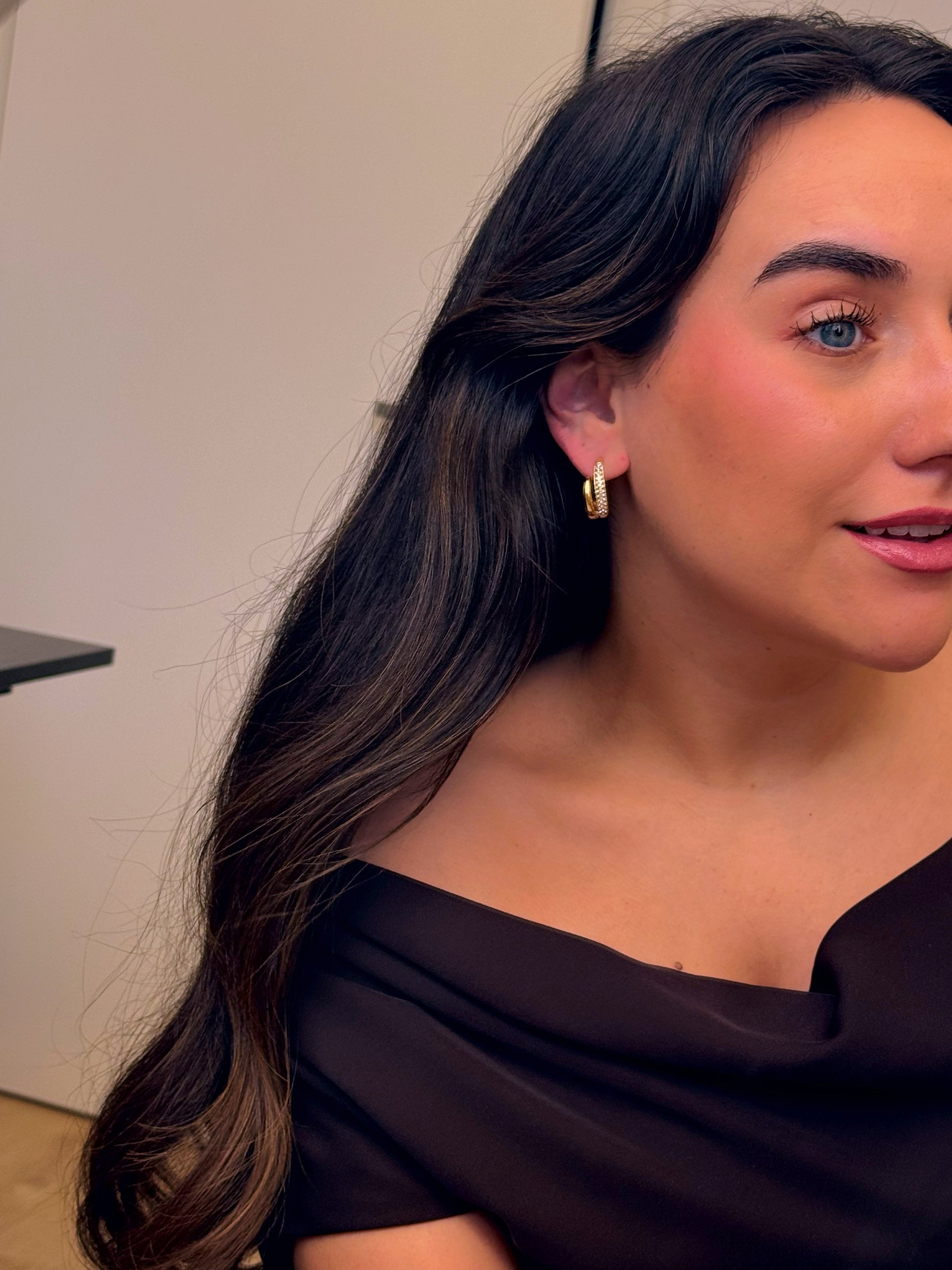 Argolas elegantes efeito duplo com brilhantes | Dourado