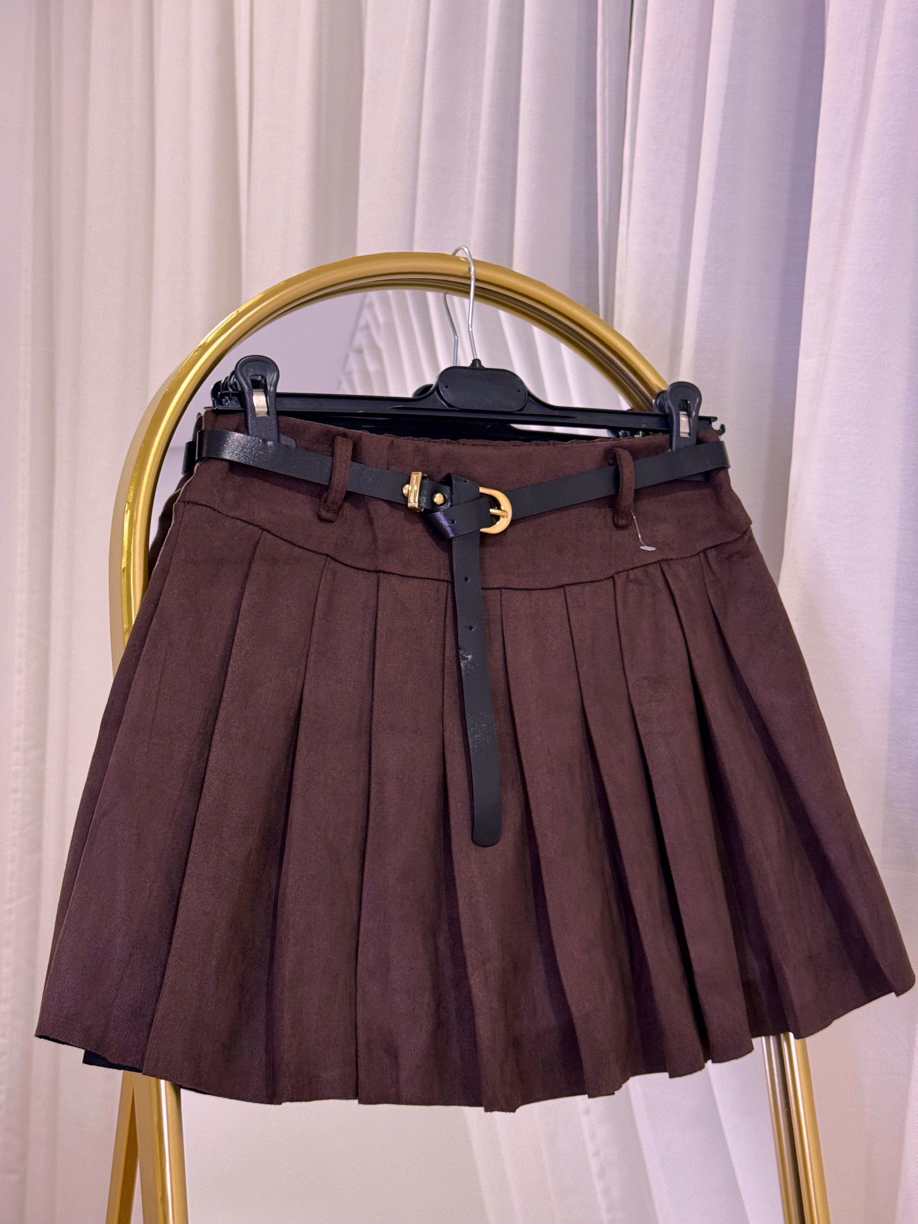 Saia-Calção em pele de pêssego com preguinhas | Castanho