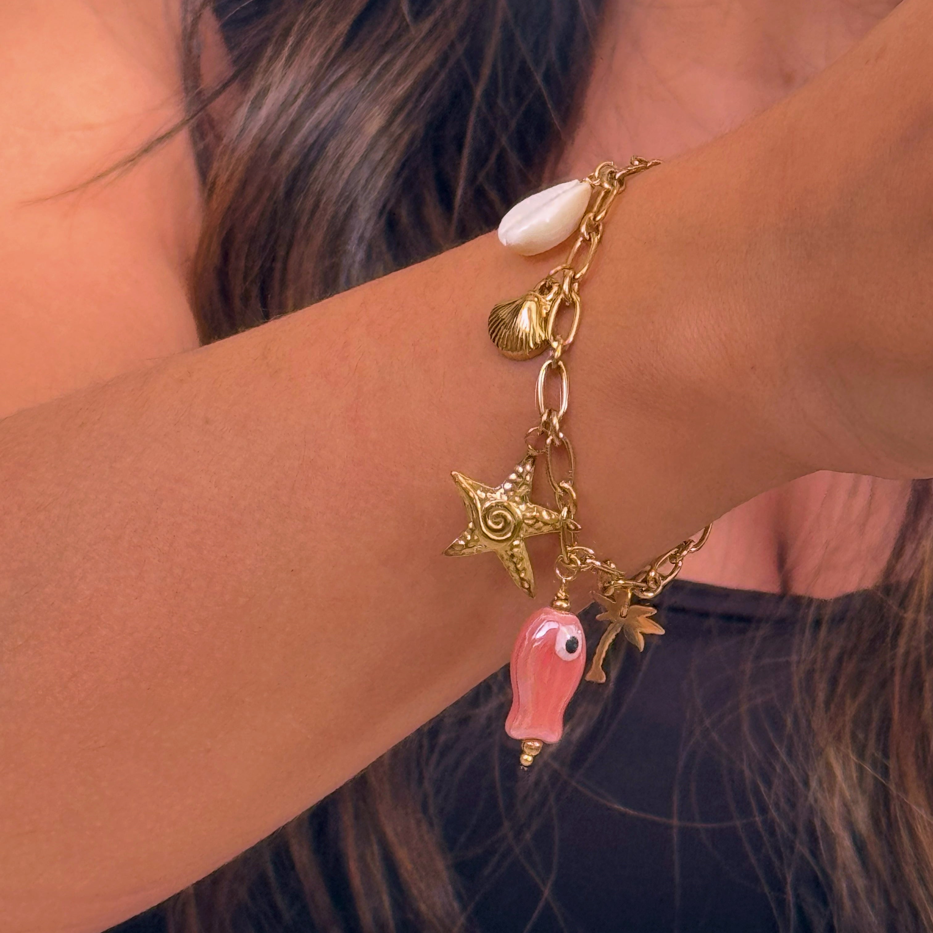 𝐄𝐝𝐢𝐜̧𝐚̃𝐨 𝐋𝐢𝐦𝐢𝐭𝐚𝐝𝐚 𝐕𝐞𝐫𝐚̃𝐨 🐚 Pulseira corrente com peixe rosinha e vários pendentes | Dourado