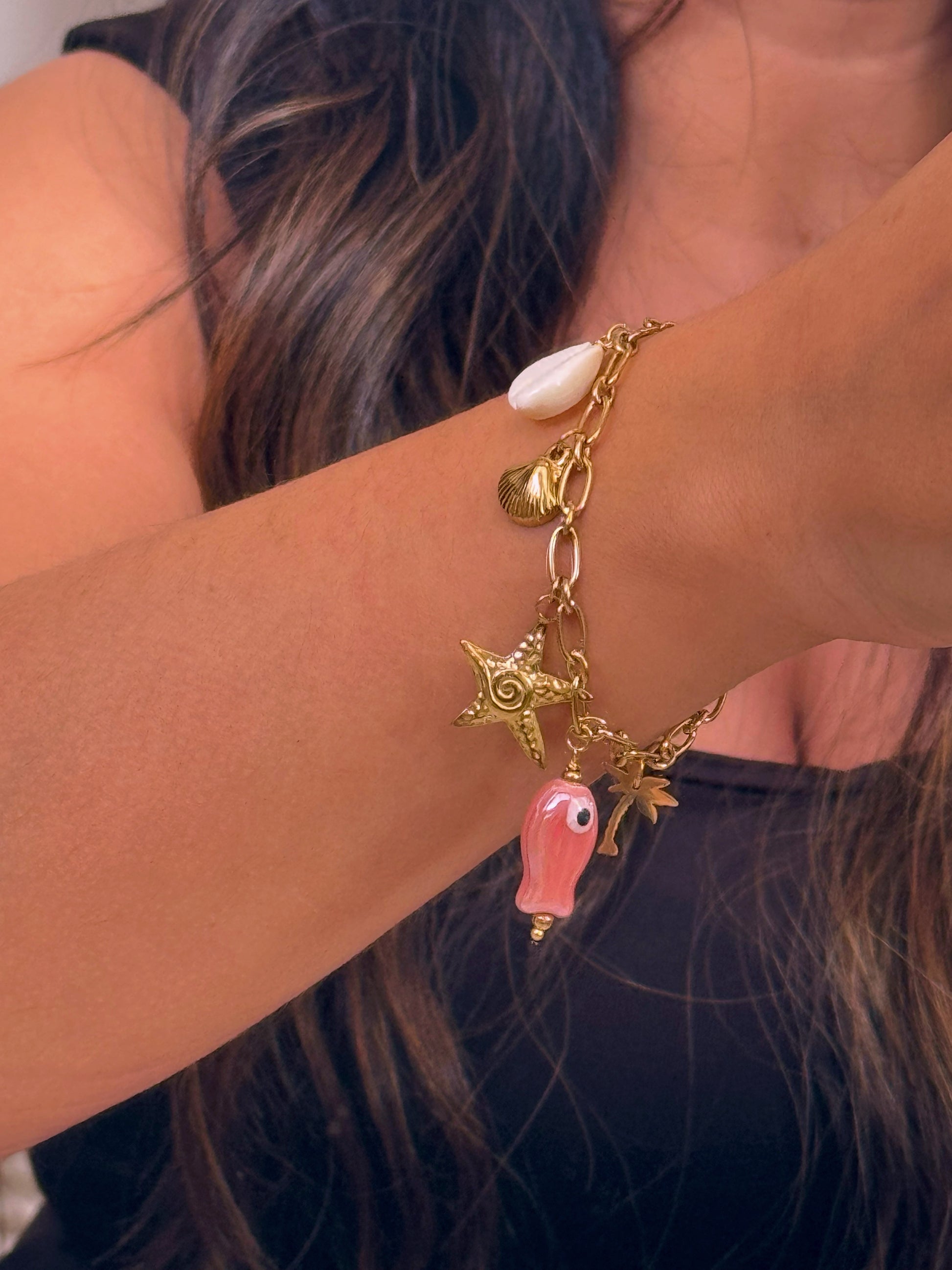 𝐄𝐝𝐢𝐜̧𝐚̃𝐨 𝐋𝐢𝐦𝐢𝐭𝐚𝐝𝐚 𝐕𝐞𝐫𝐚̃𝐨 🐚 Pulseira corrente com peixe rosinha e vários pendentes | Dourado
