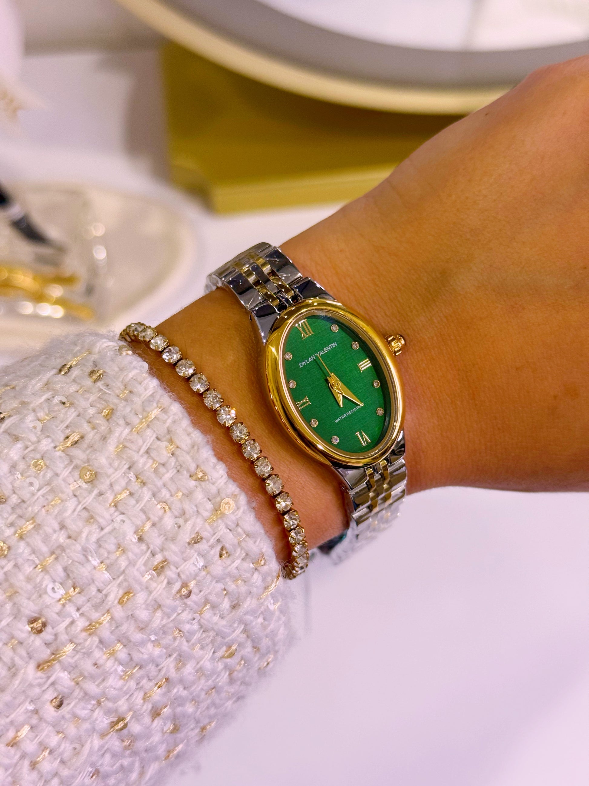 Relógio analógico mostrador oval • prateado e dourado | Fundo Verde