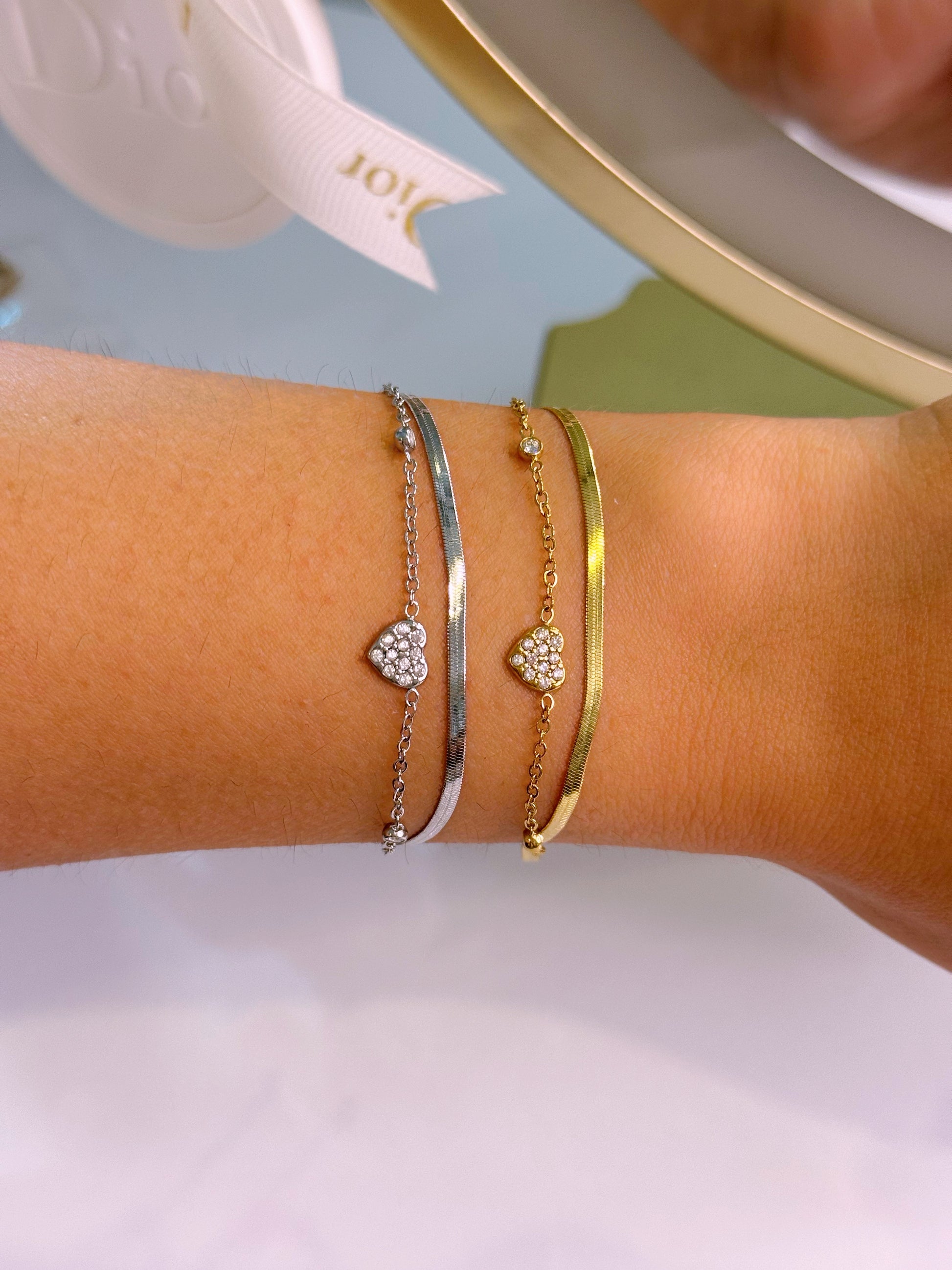 Pulseira efeito duplo malha achatada e malha fininha com coração e brilhantes | 2 cores