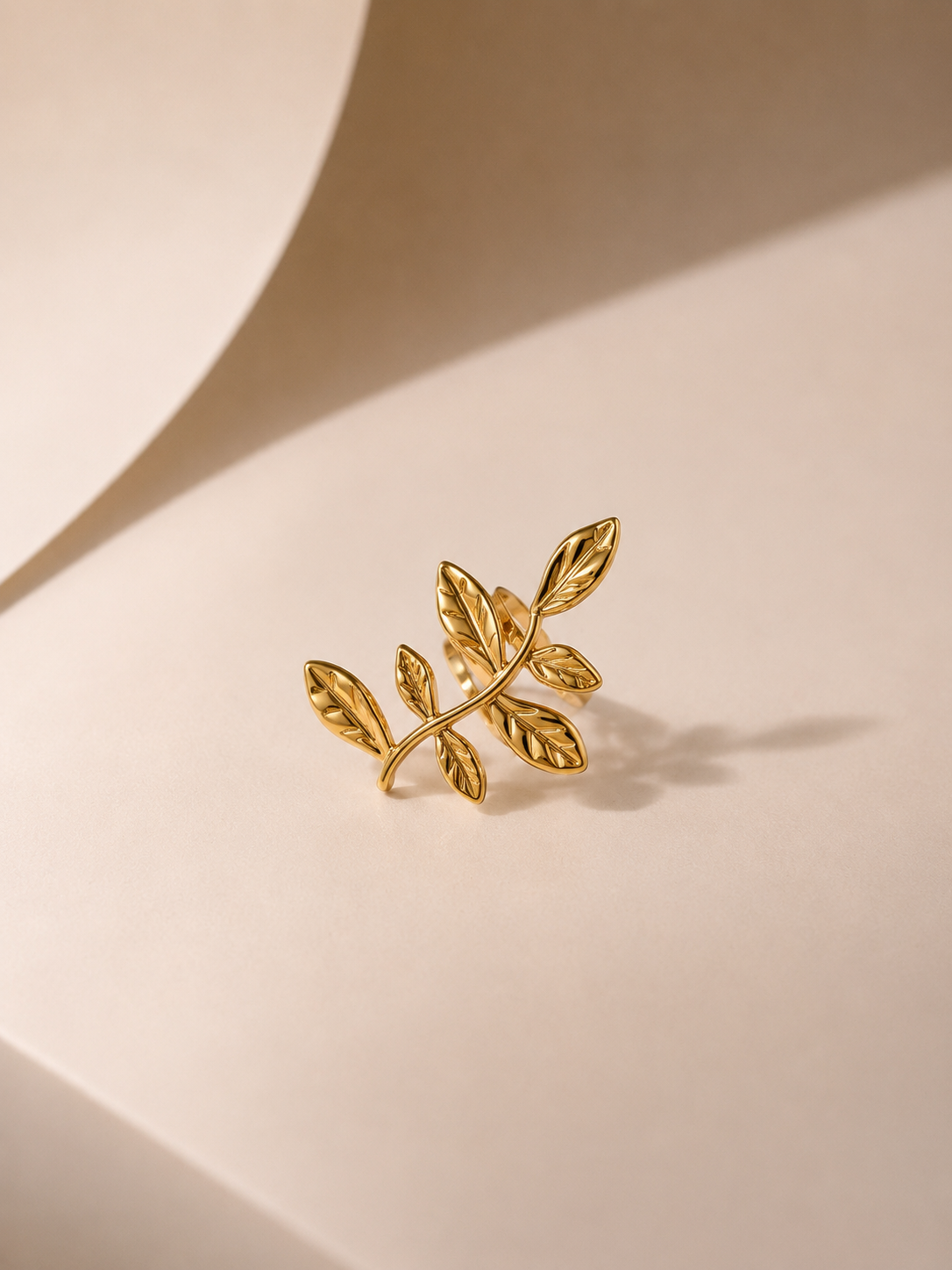 Earcuff ajustável • efeito folhinha com relevos | Dourado