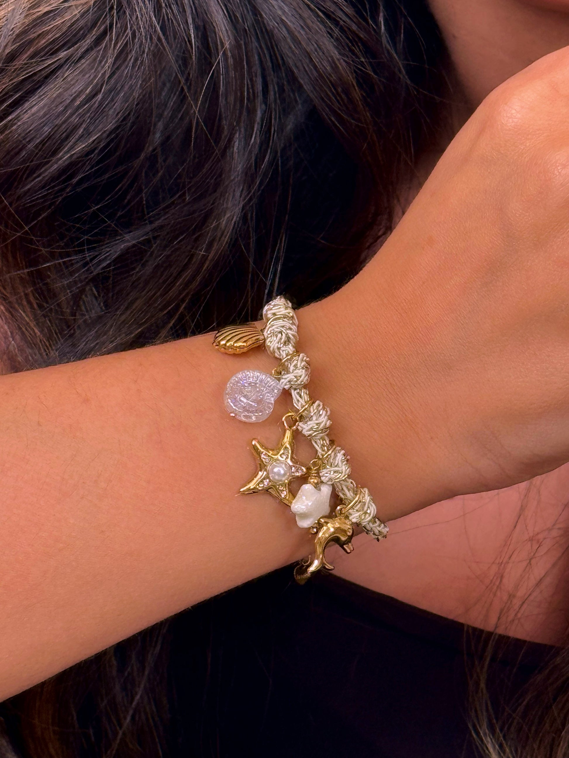 𝐄𝐝𝐢𝐜̧𝐚̃𝐨 𝐋𝐢𝐦𝐢𝐭𝐚𝐝𝐚 𝐕𝐞𝐫𝐚̃𝐨 🐚 Pulseira cordão entrançada com estrela do mar e vários pendentes | Dourado