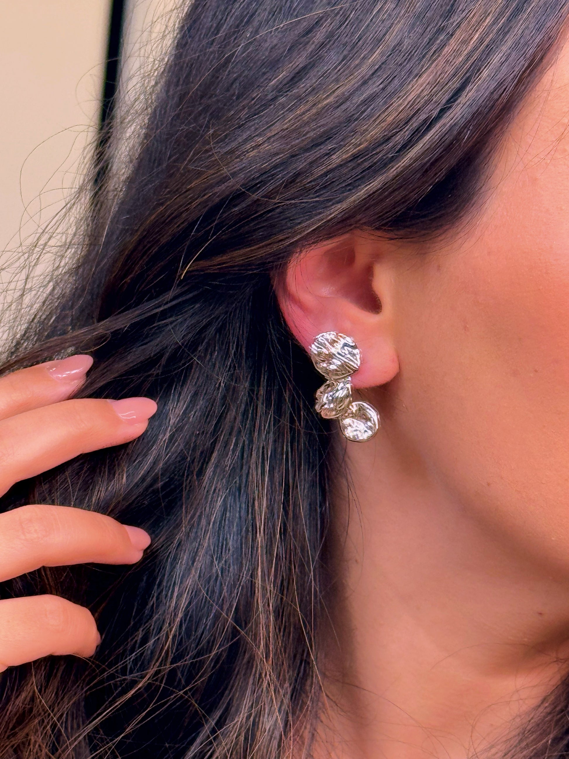 Brincos elegantes com relevos | Prateado