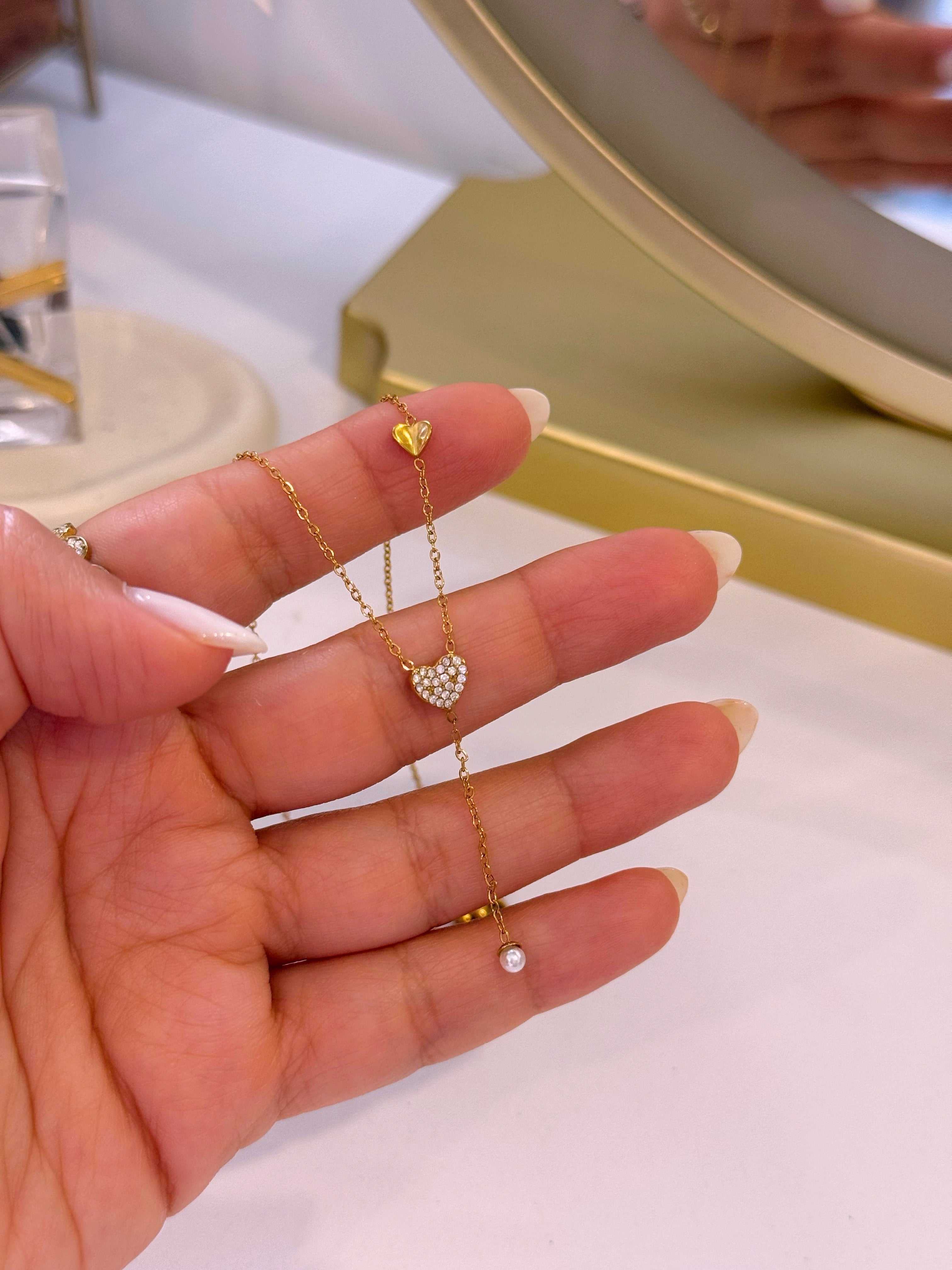 Colar com corações e mini pérola em pendente | Dourado