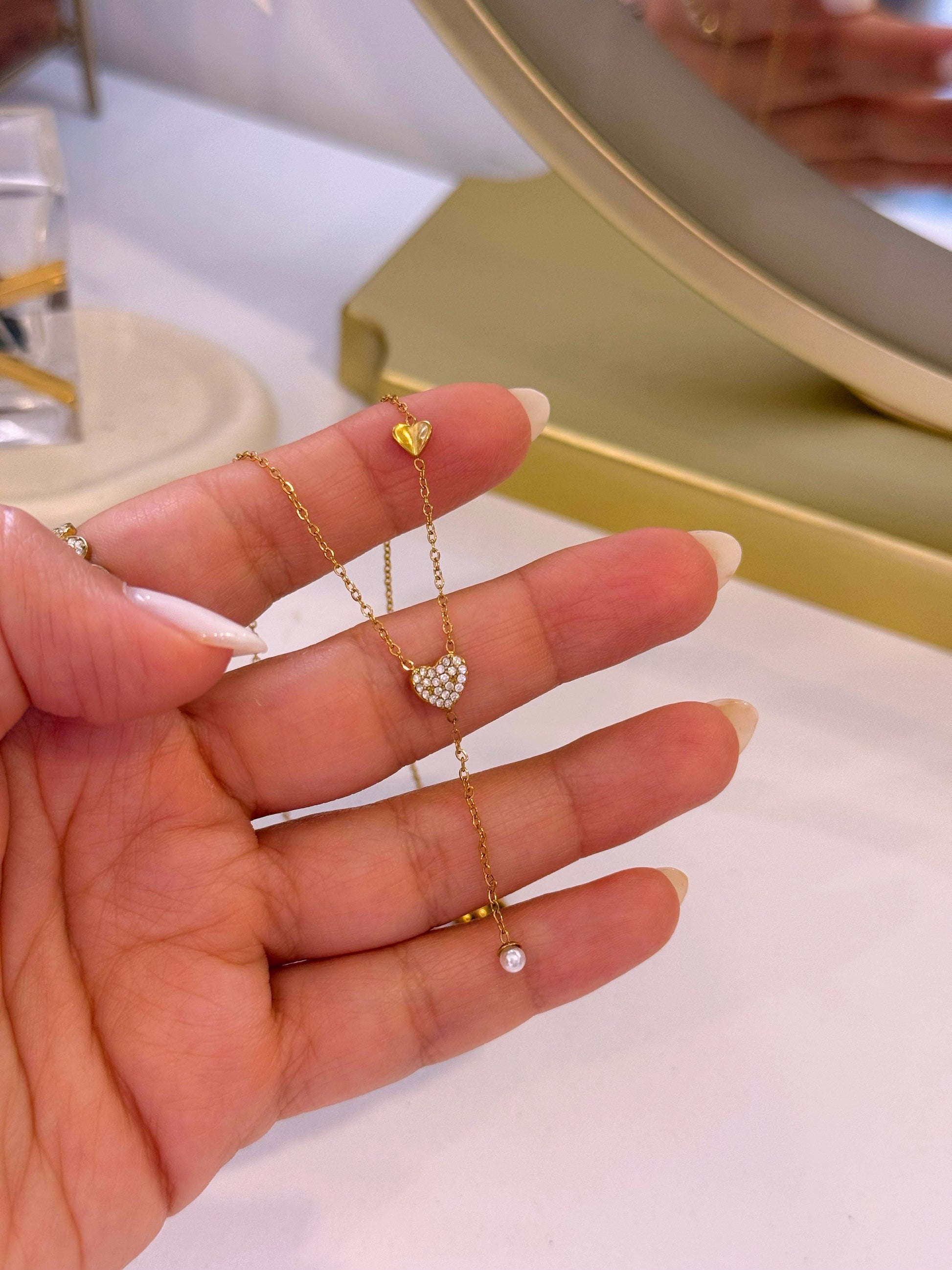 Colar com corações e mini pérola em pendente | Dourado
