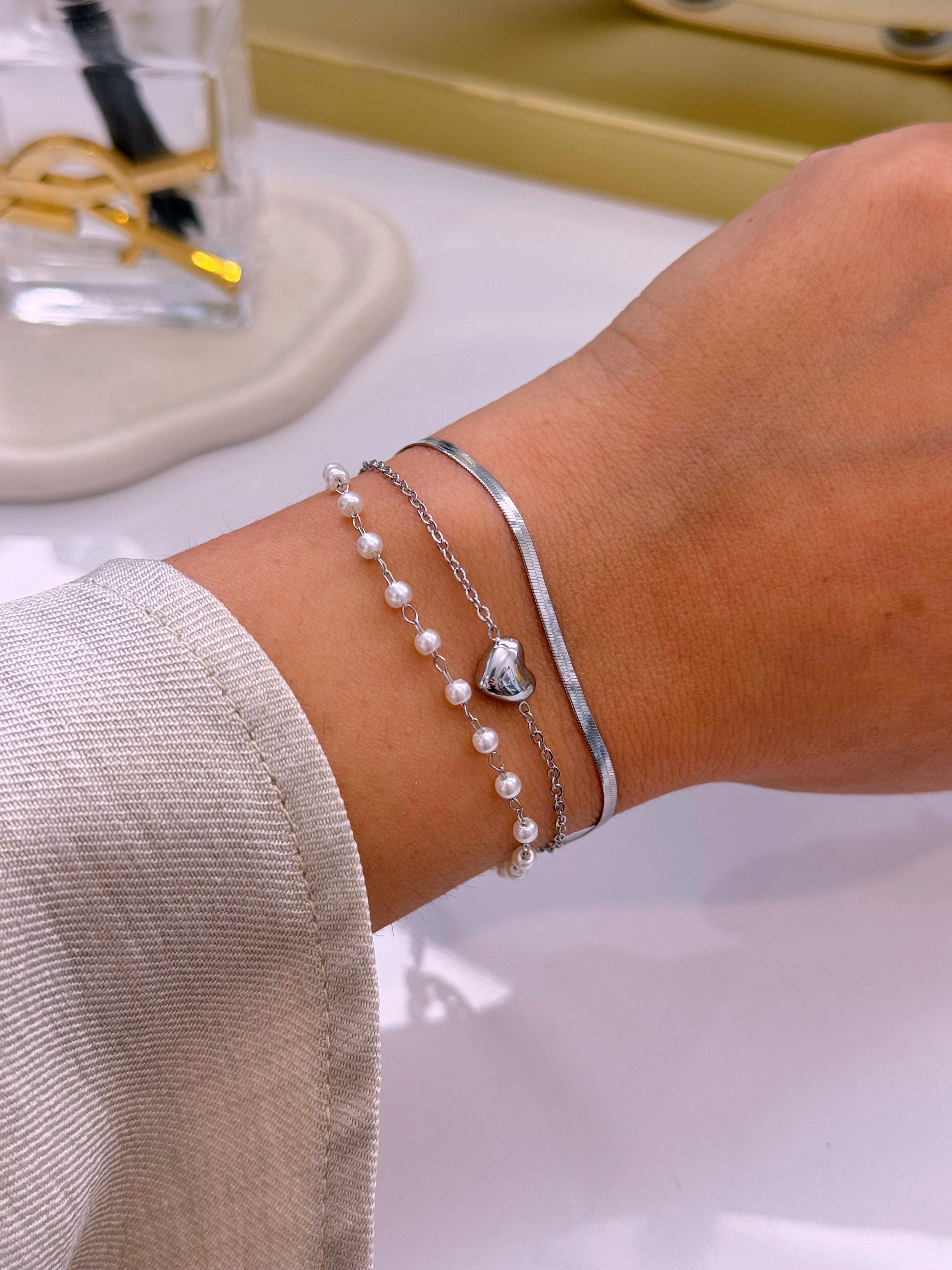 Pulseira efeito triplo • malha achatada, fininha com pérolas e fininha com coração | Prateado