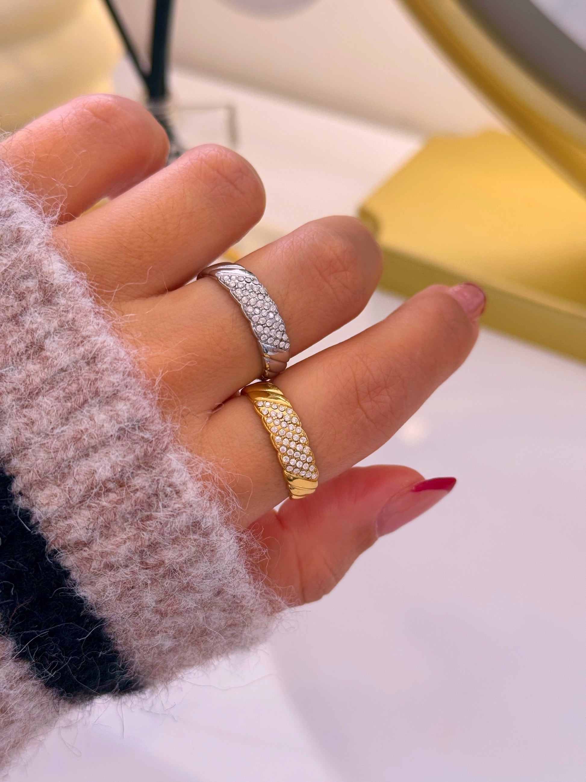 Anel ajustável com texturas e brilhantes | 2 Cores