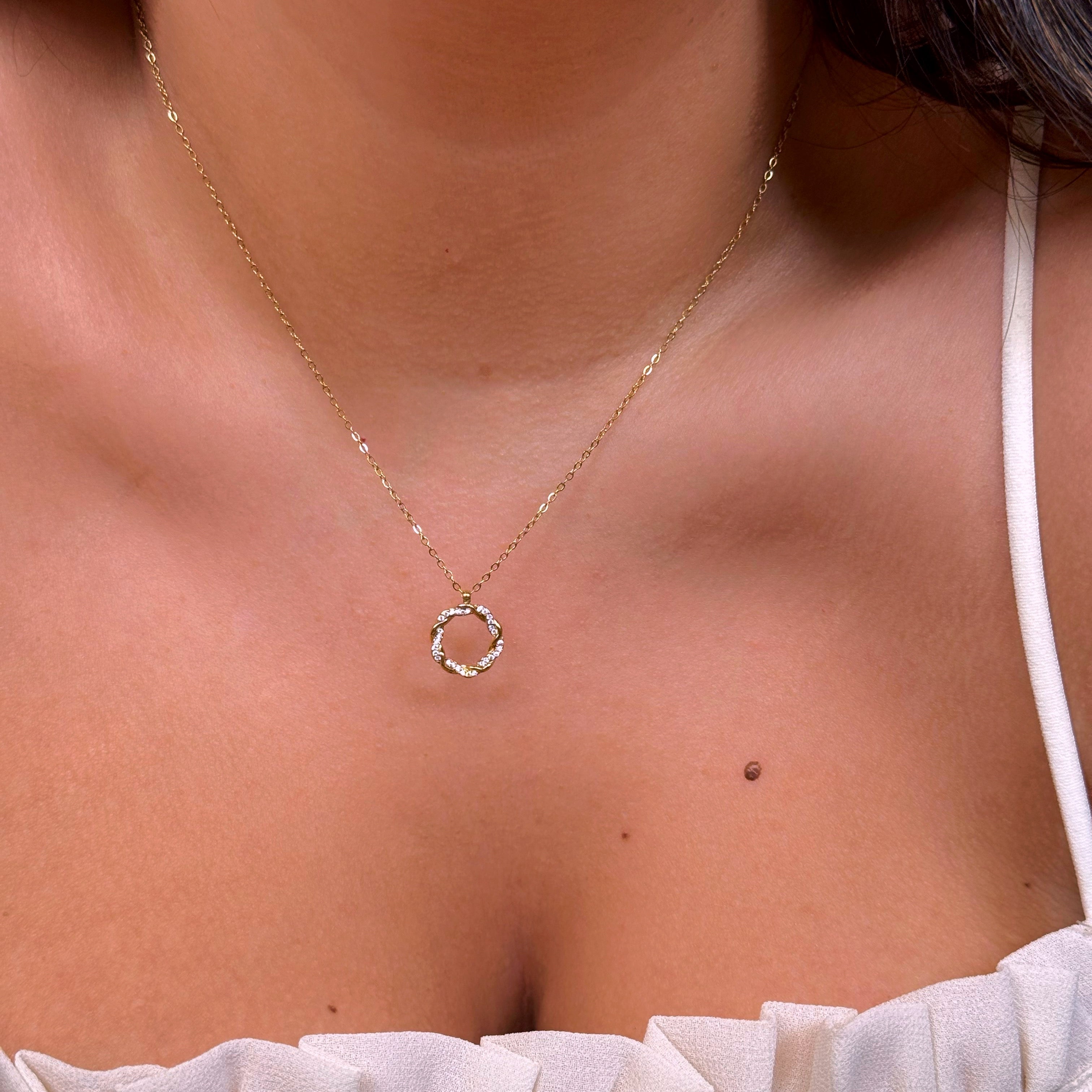 Colar malha fininha com círculo torcido de brilhantes | Dourado