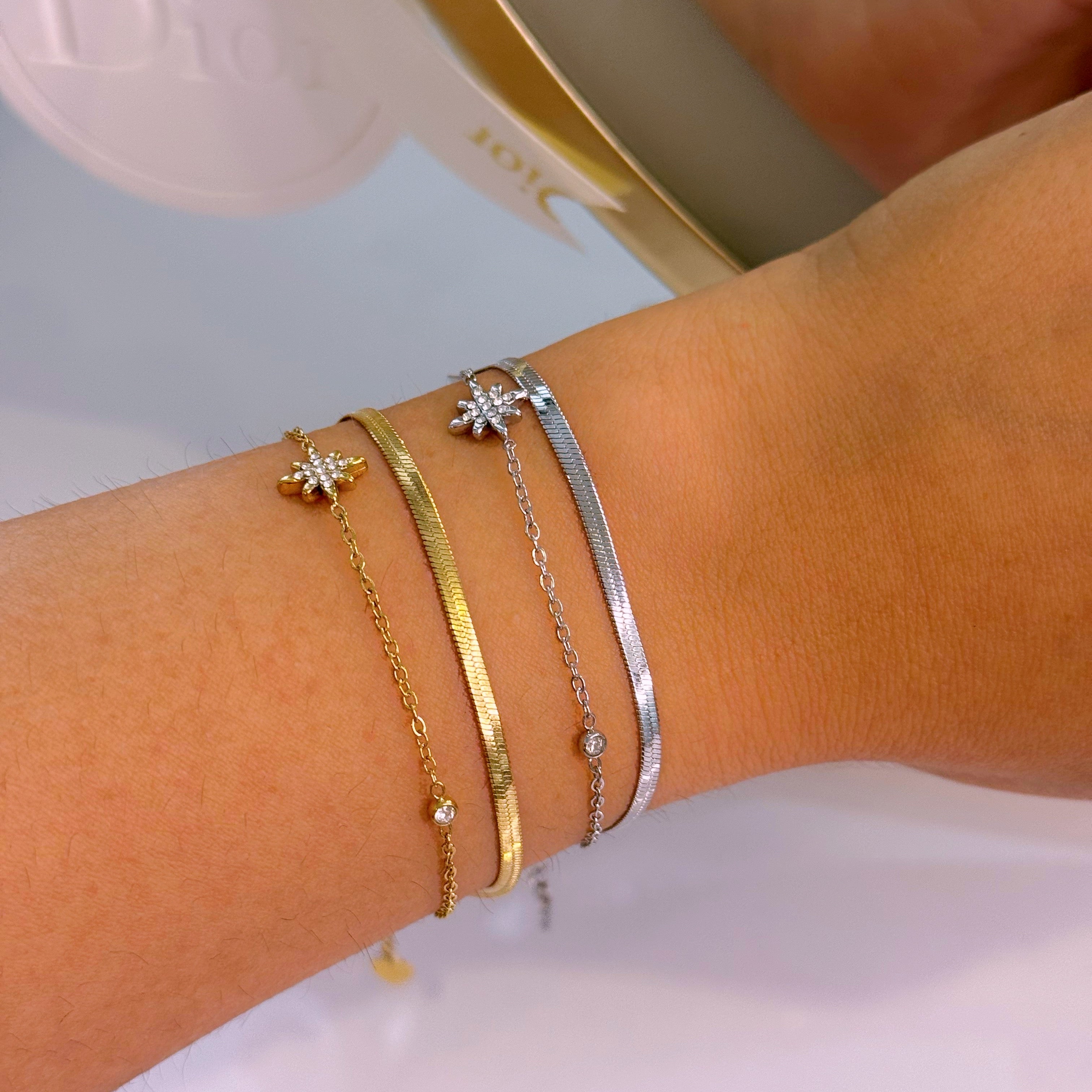 Pulseira efeito duplo malha achatada e malha fininha com estrela e brilhantes | 2 cores