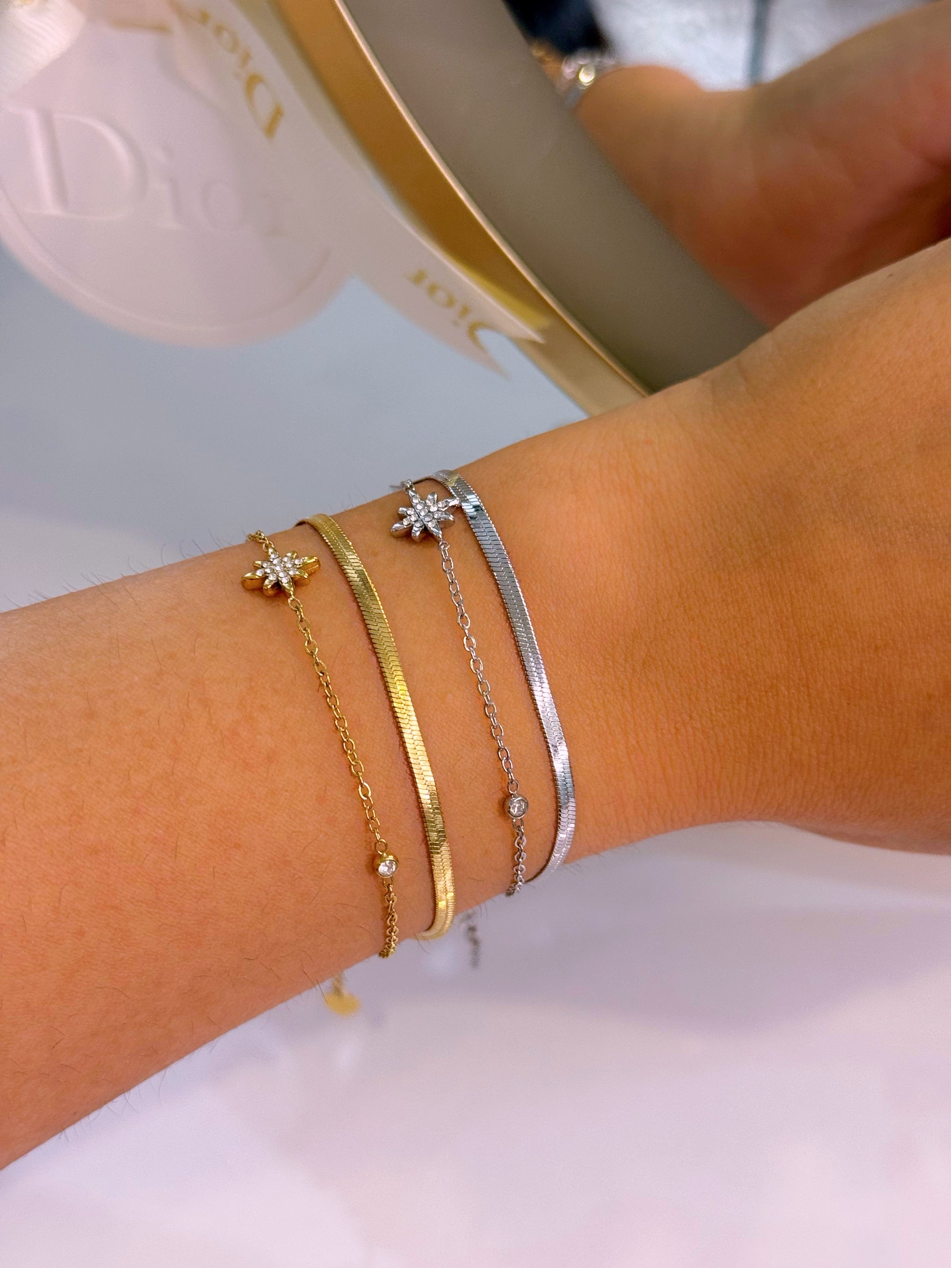 Pulseira efeito duplo malha achatada e malha fininha com estrela e brilhantes | 2 cores