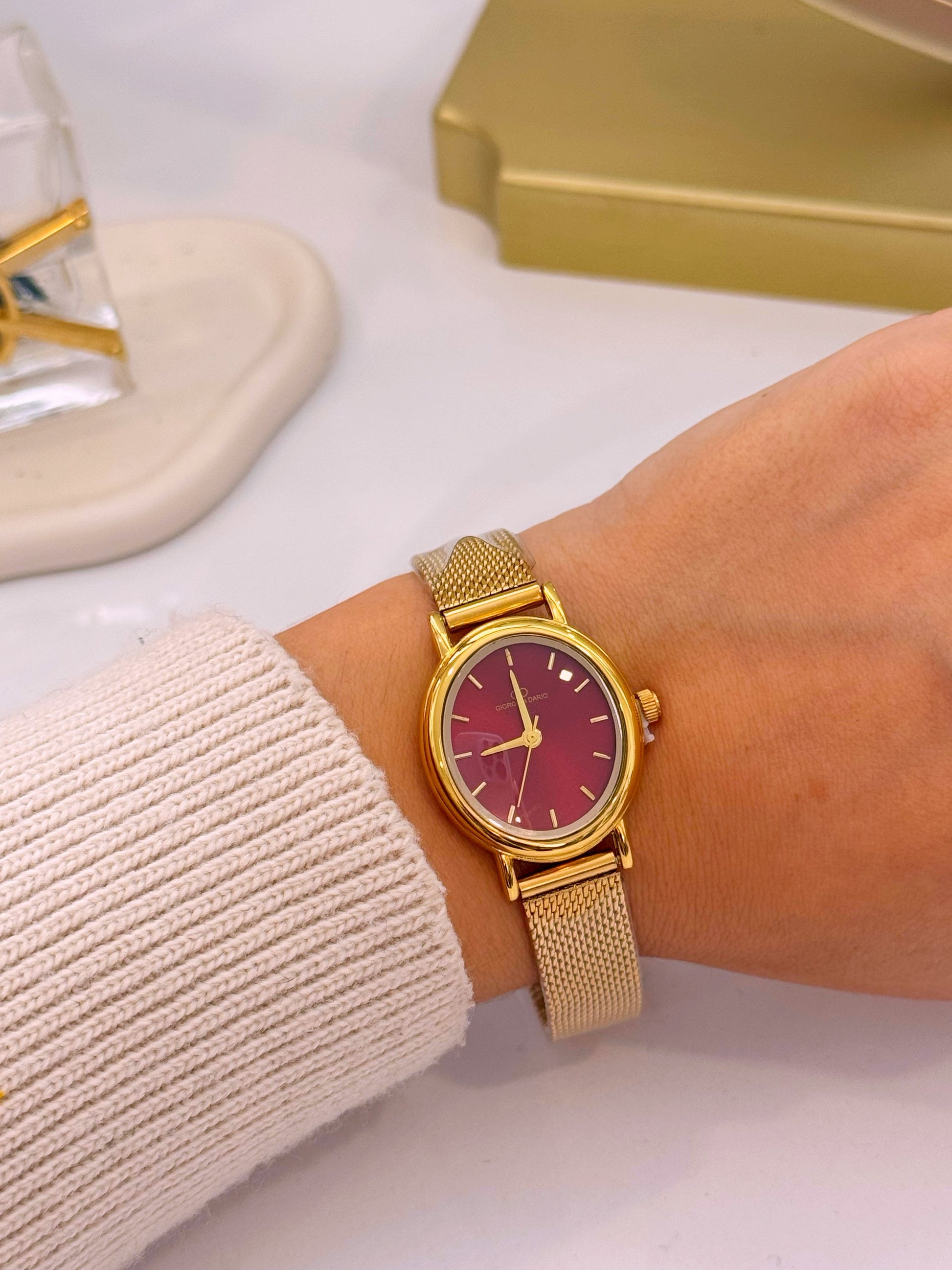 Relógio analógico com mostrador redondo | Bordô