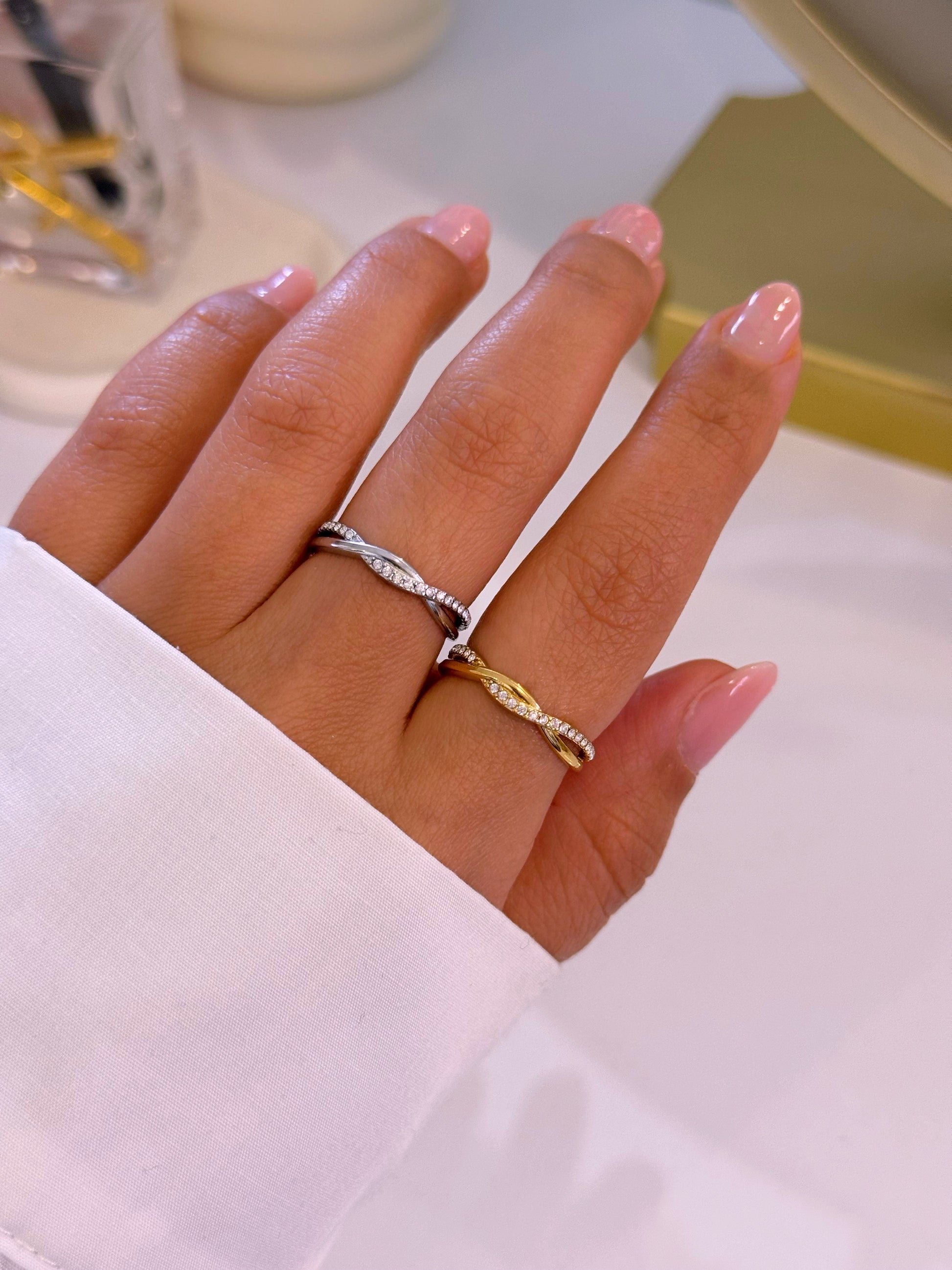 Anel ajustável entrelaçado com brilhantes | 2 Cores