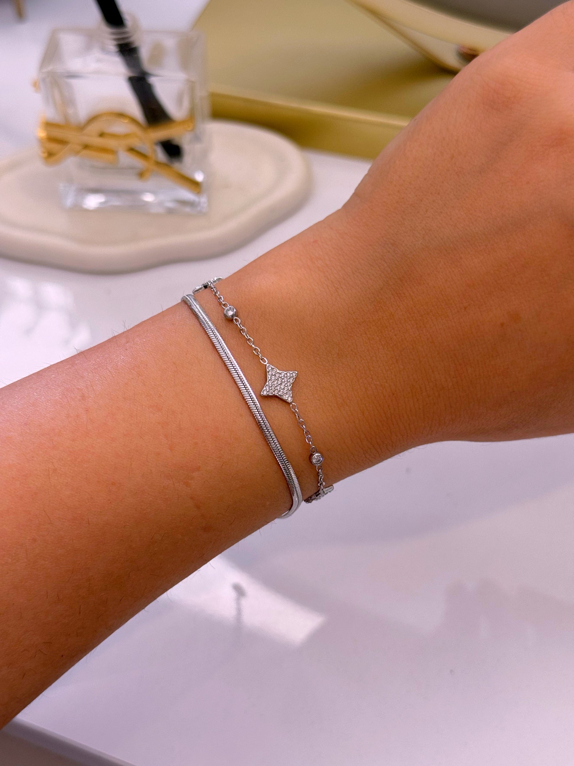 Pulseira efeito duplo malha achatada e malha fininha com estrelas e brilhantes | Prateado