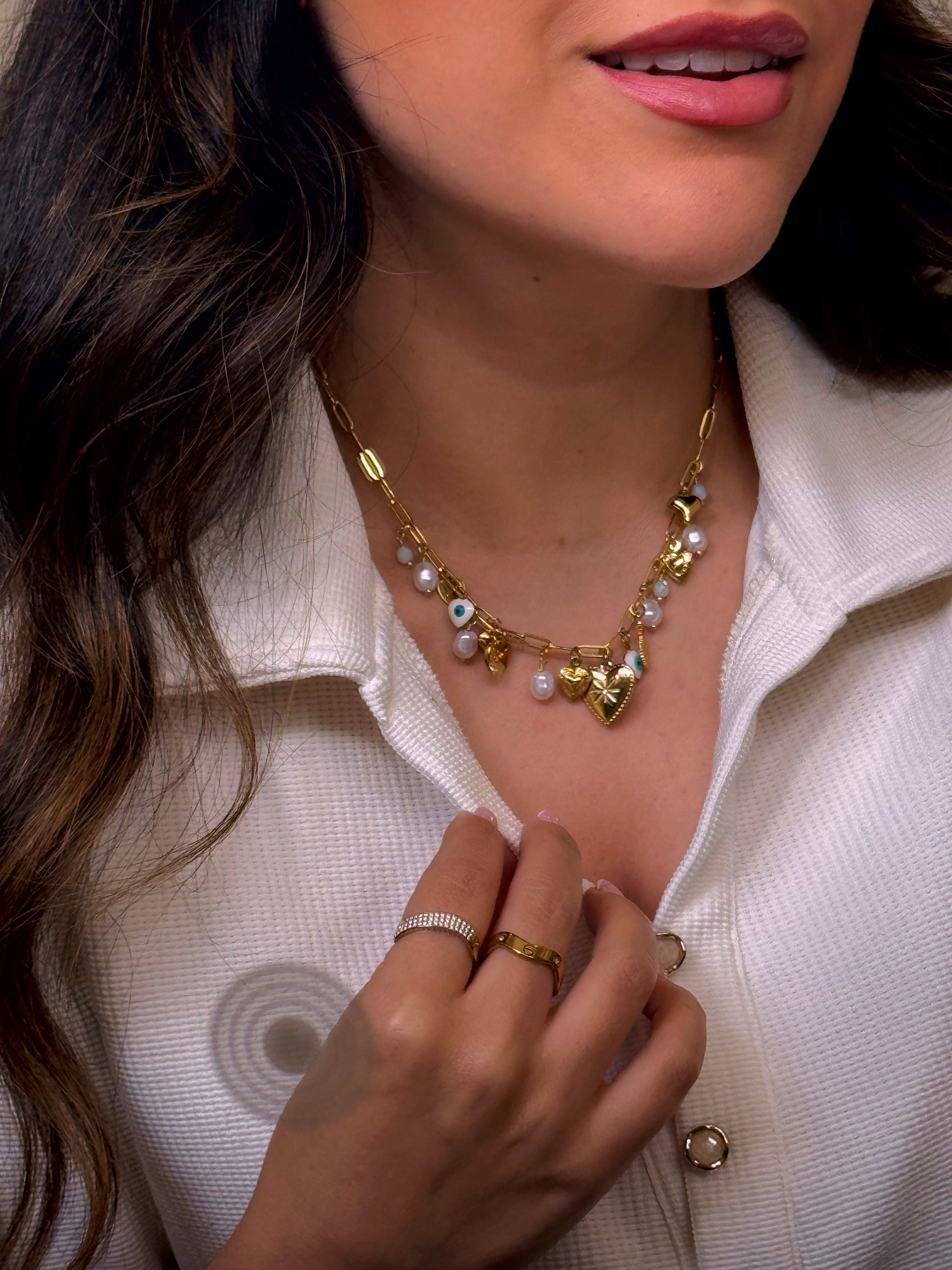 Colar malha corrente com pendentes • pérolas, corações e olho grego | Dourado