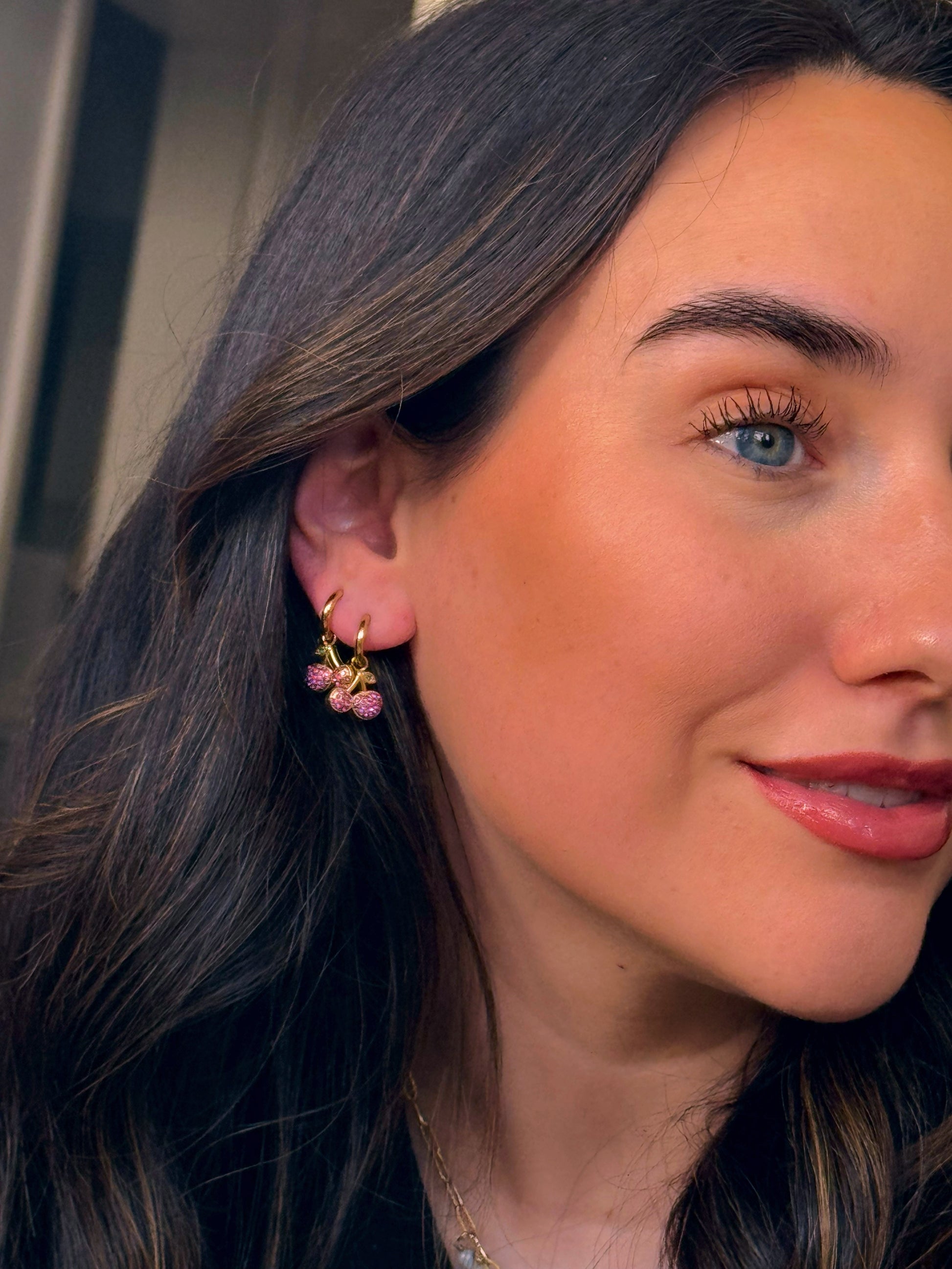 Argolinhas lisas com mini cerejas em pendente | Dourado