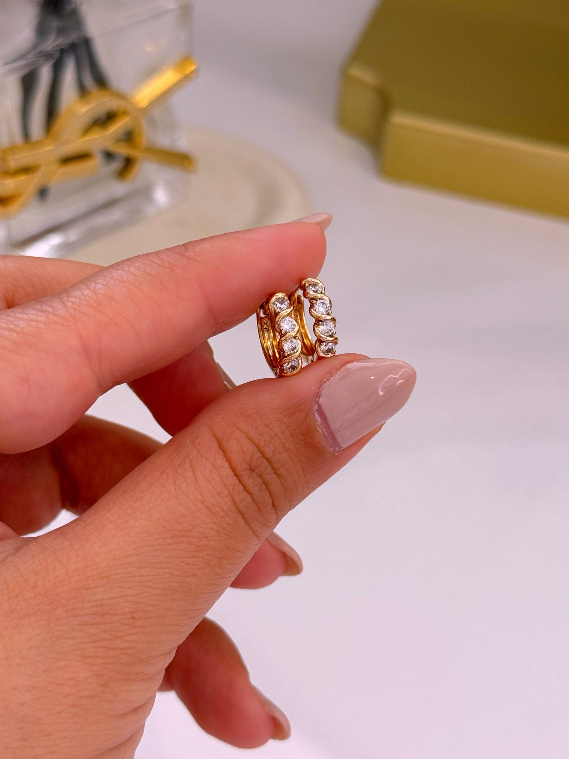 Mini argolinhas torcidas com brilhantes | Rose Gold
