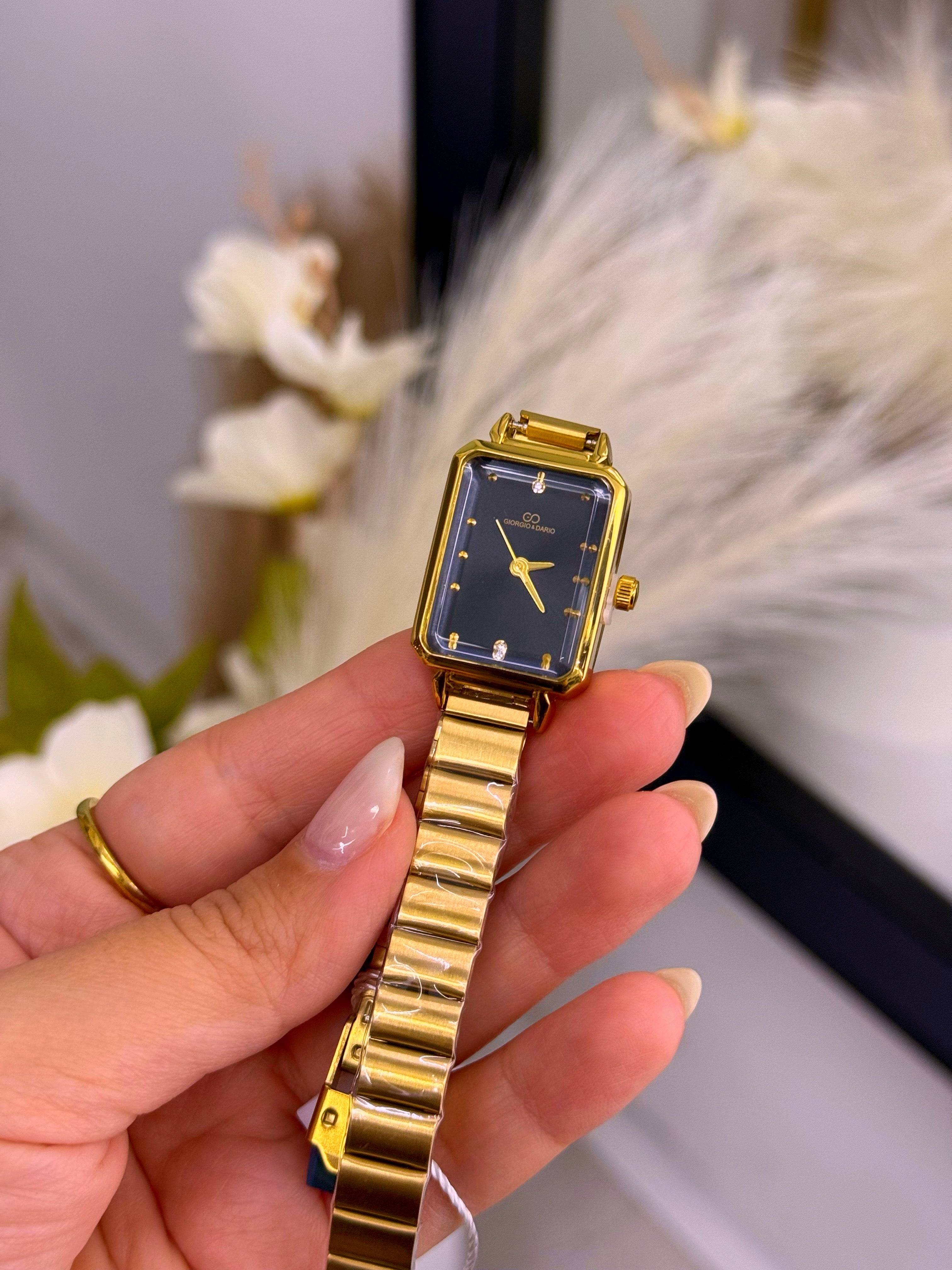 Relógio analógico dourado com mostrador retangular | Preto