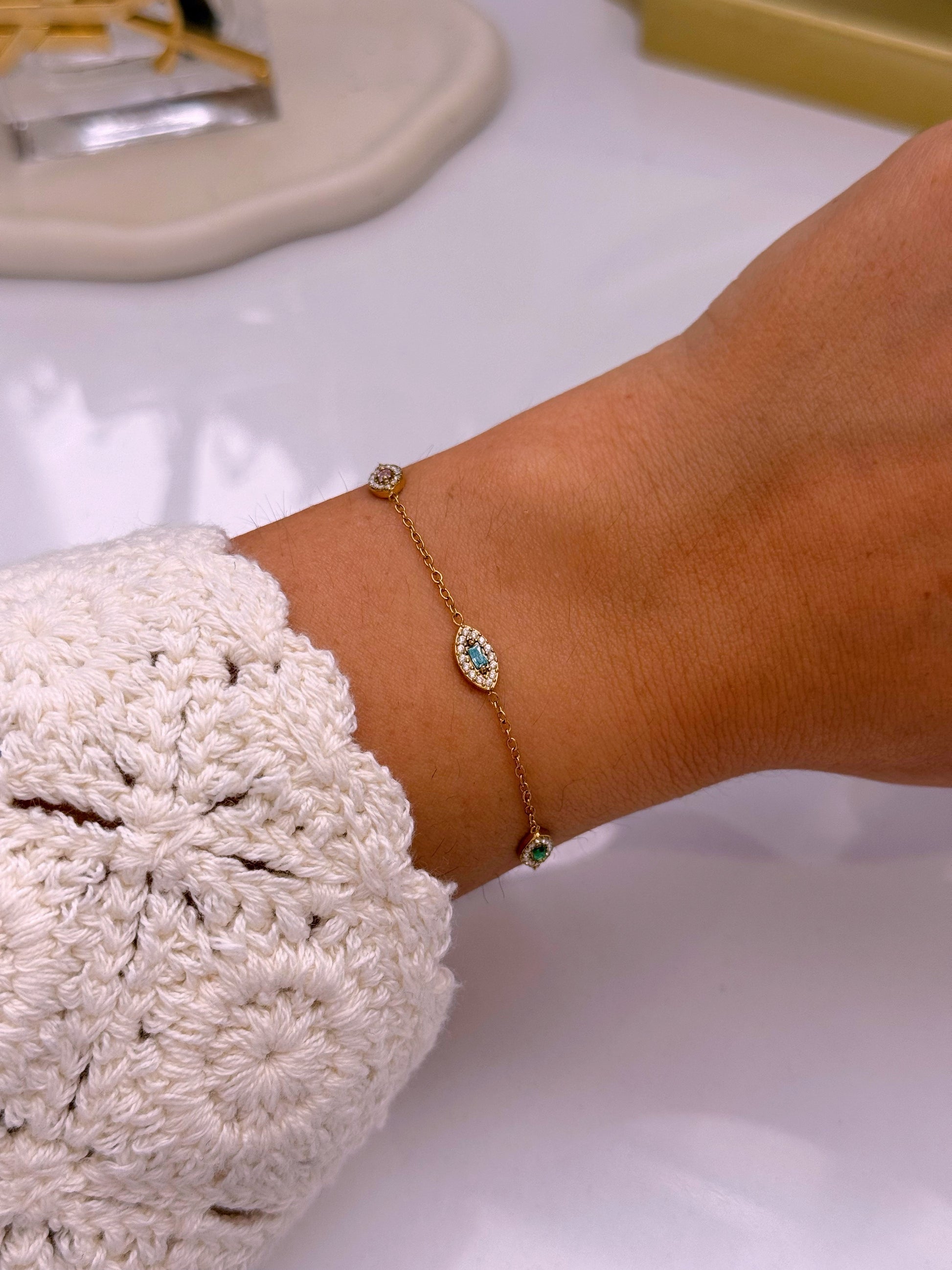 Pulseira olho grego com 3 brilhantes coloridos | Dourada