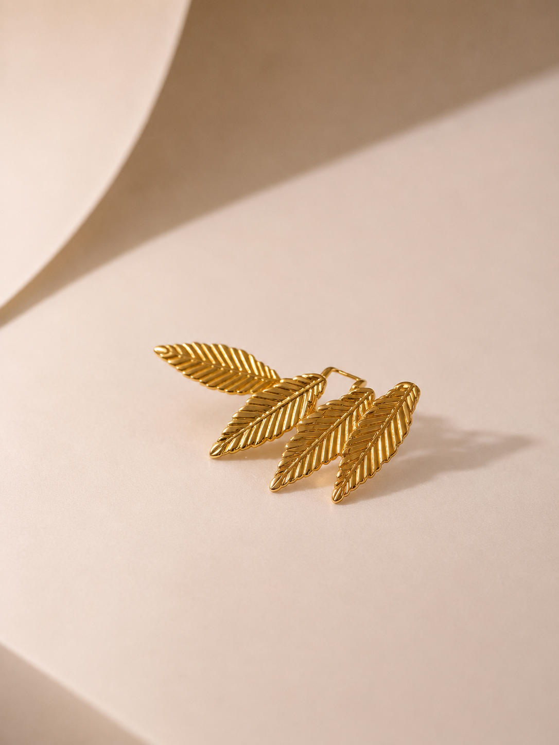 Earcuff ajustável • efeito folhinhas com relevos | Dourado