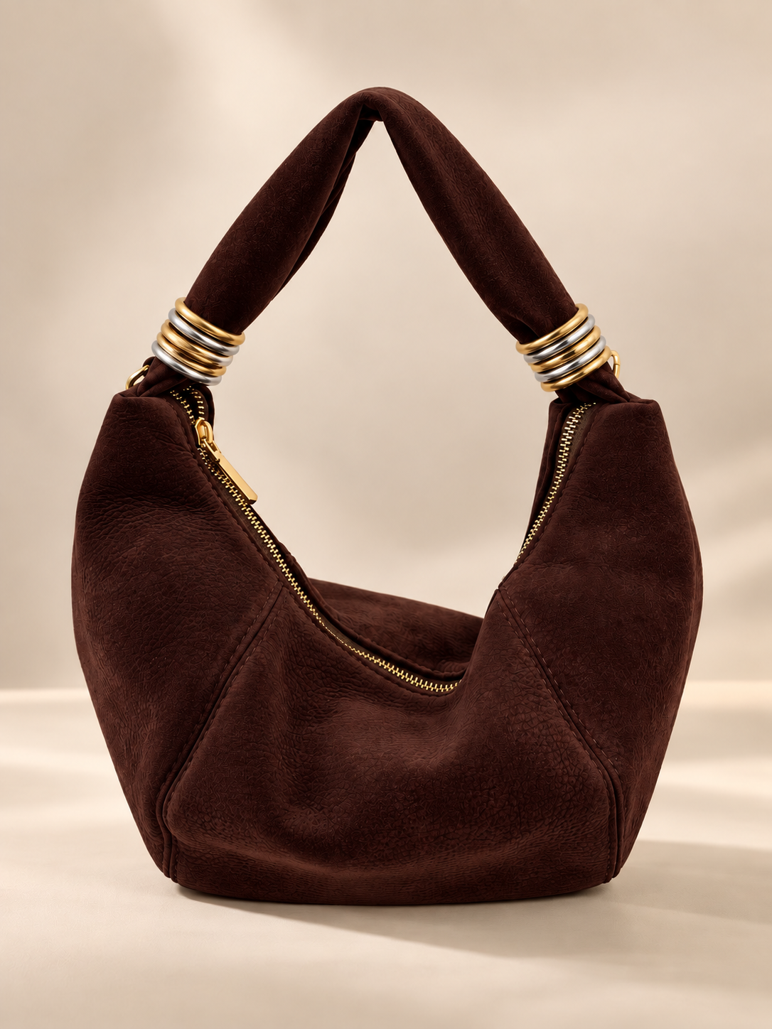 Mala de ombro estilo hobo com mix de argolas metálicas | Castanho chocolate • toque aveludado