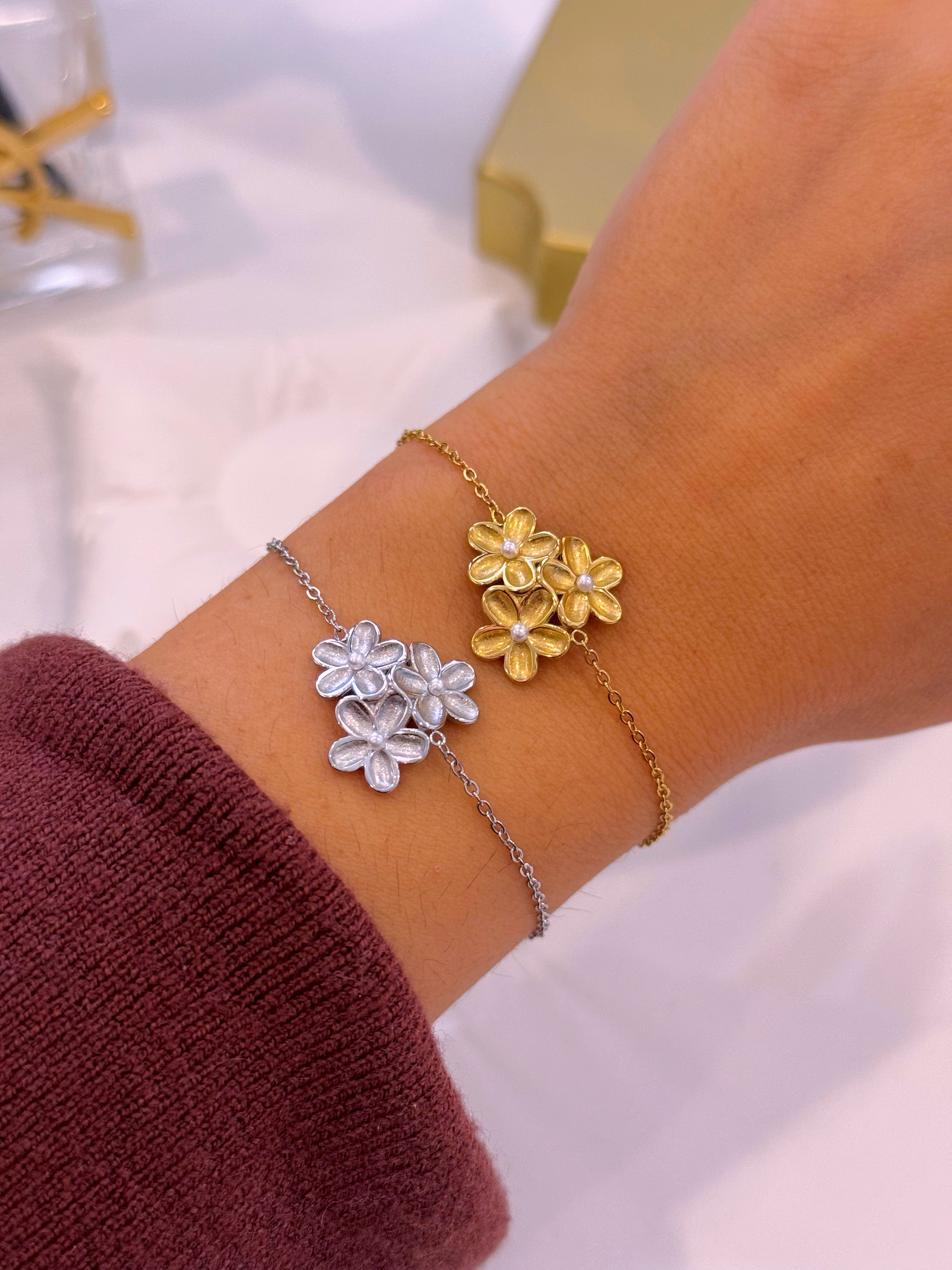 Pulseira delicada com três flores e pérolas | 2 Cores