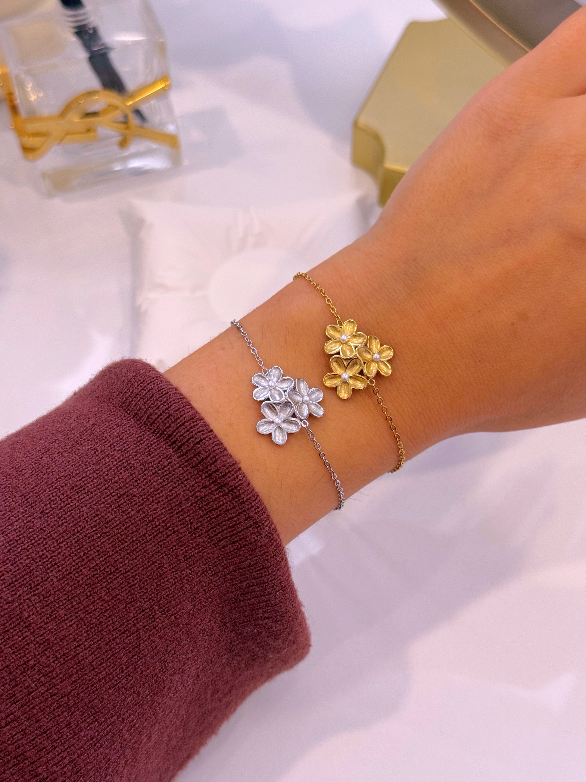 Pulseira delicada com três flores e pérolas | 2 Cores