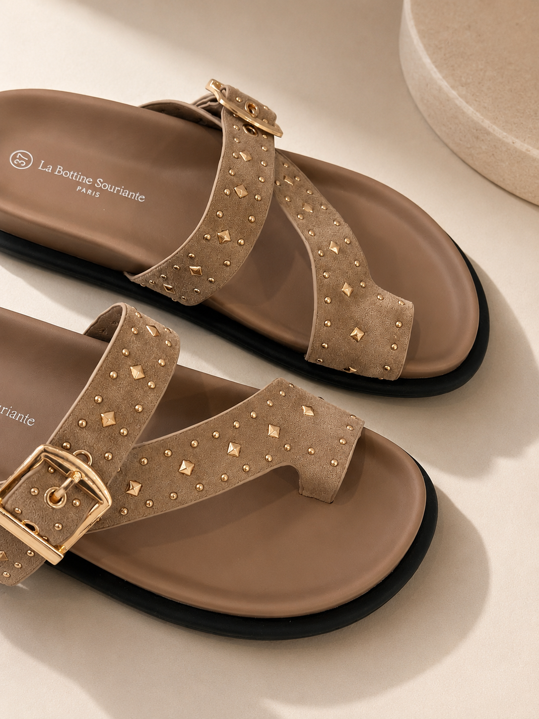 Chinelo com fivela cruzada e pormenores dourados | Khaki