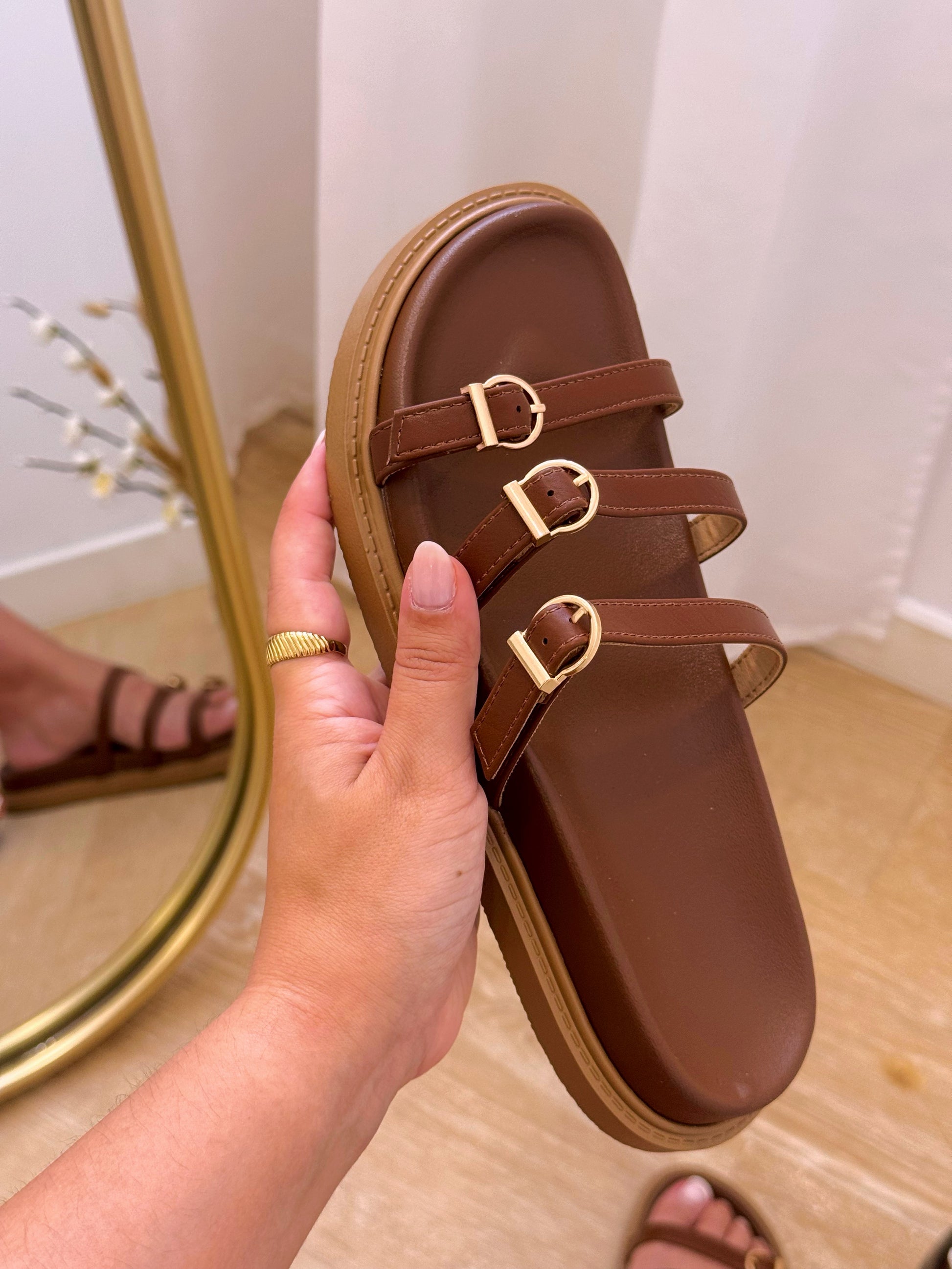 Chinelo com três tiras ajustáveis | Castanho