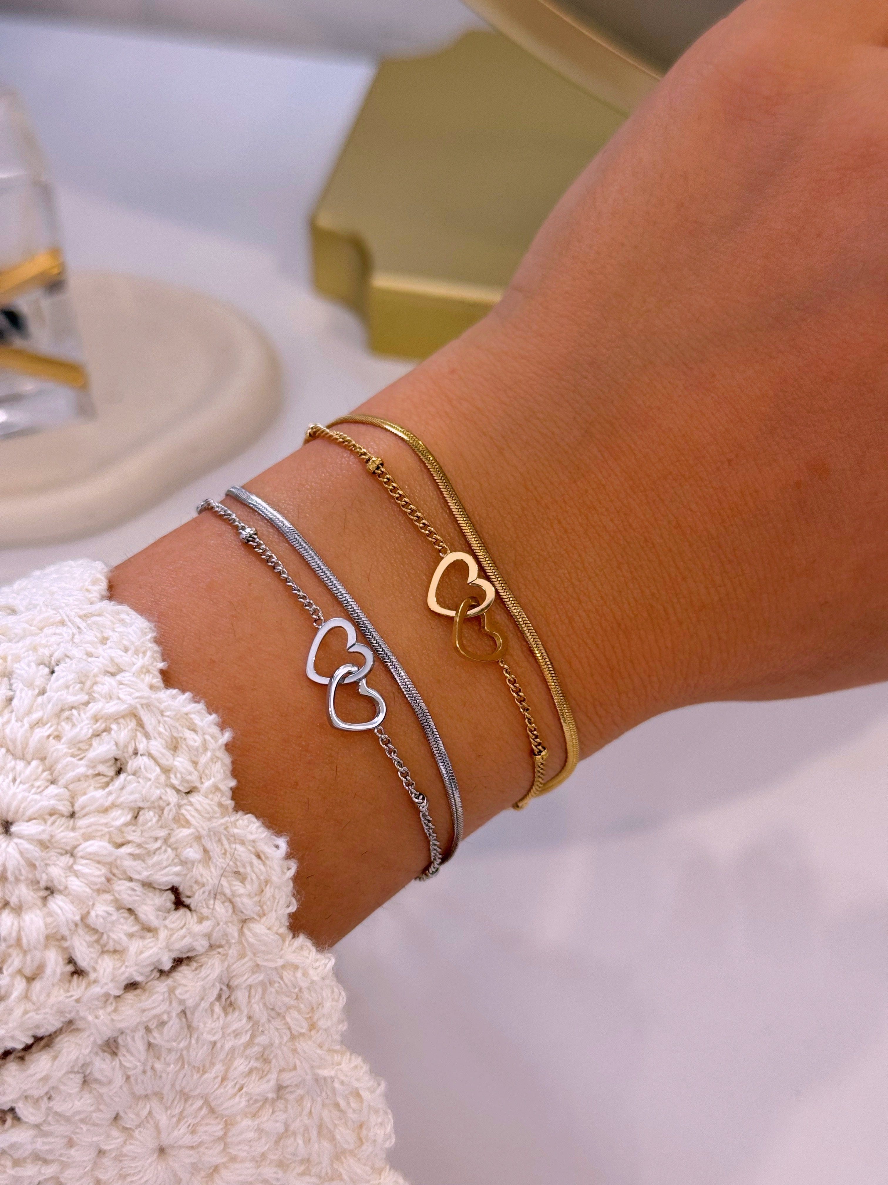 Pulseira efeito duplo com união de dois corações e malha achatada fina | 2 Cores