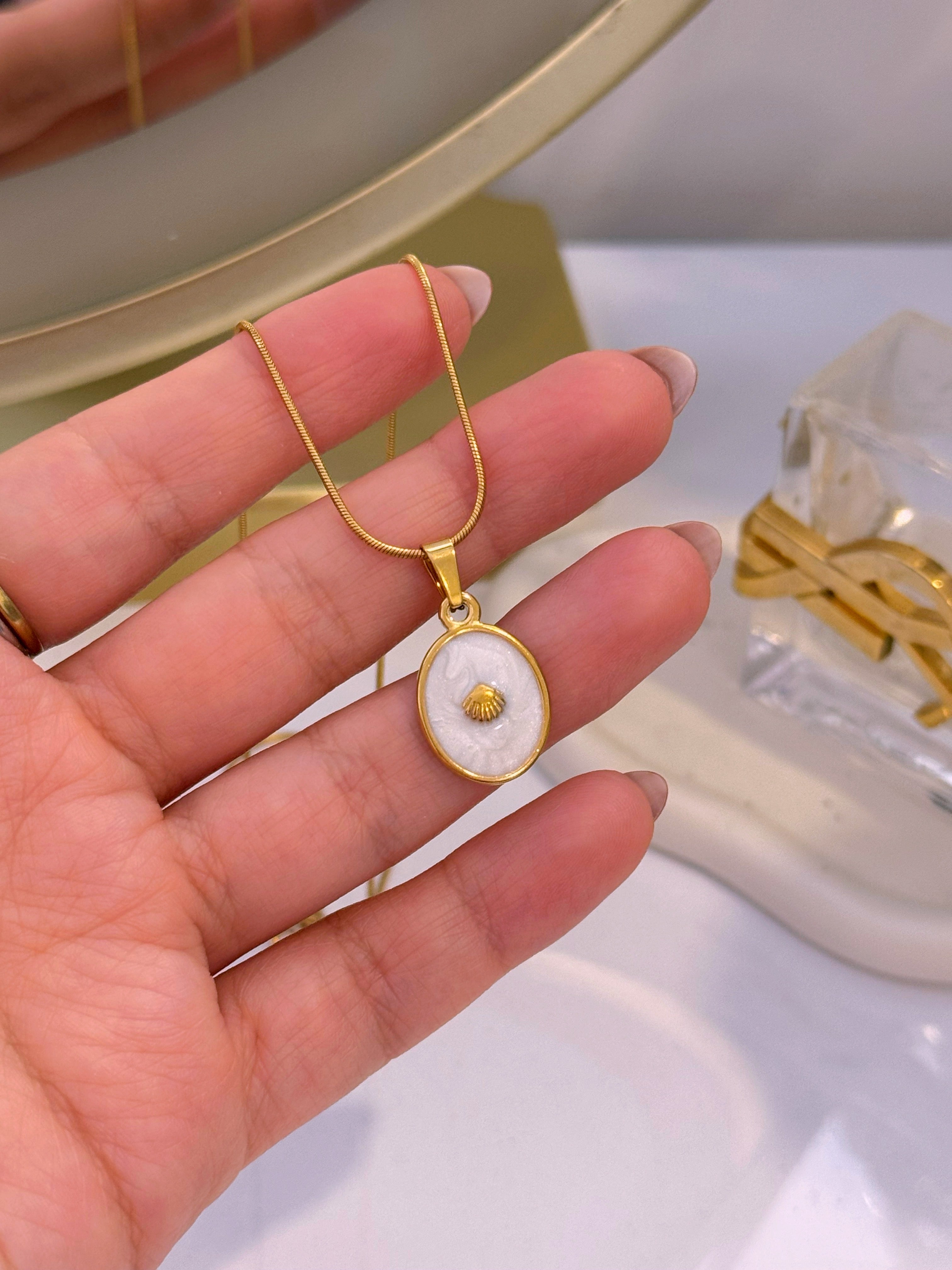 Colar malha redonda com medalha madre pérola e mini conchinha | Dourado