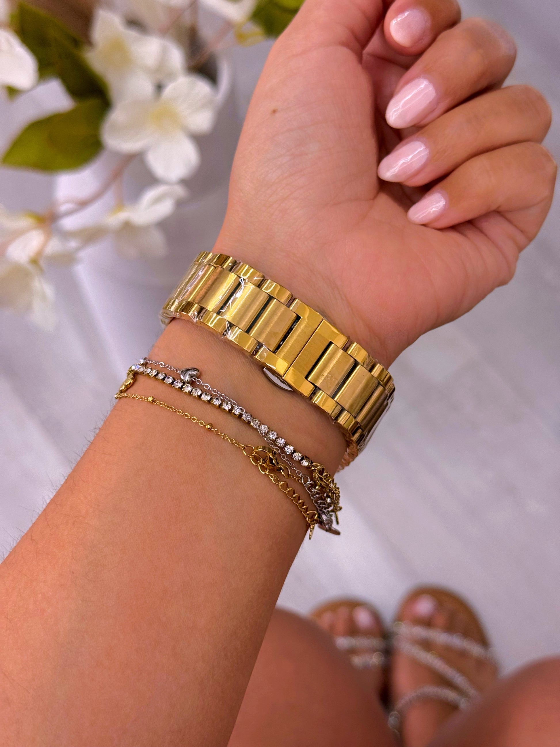 Relógio digital dourado com brilhantes