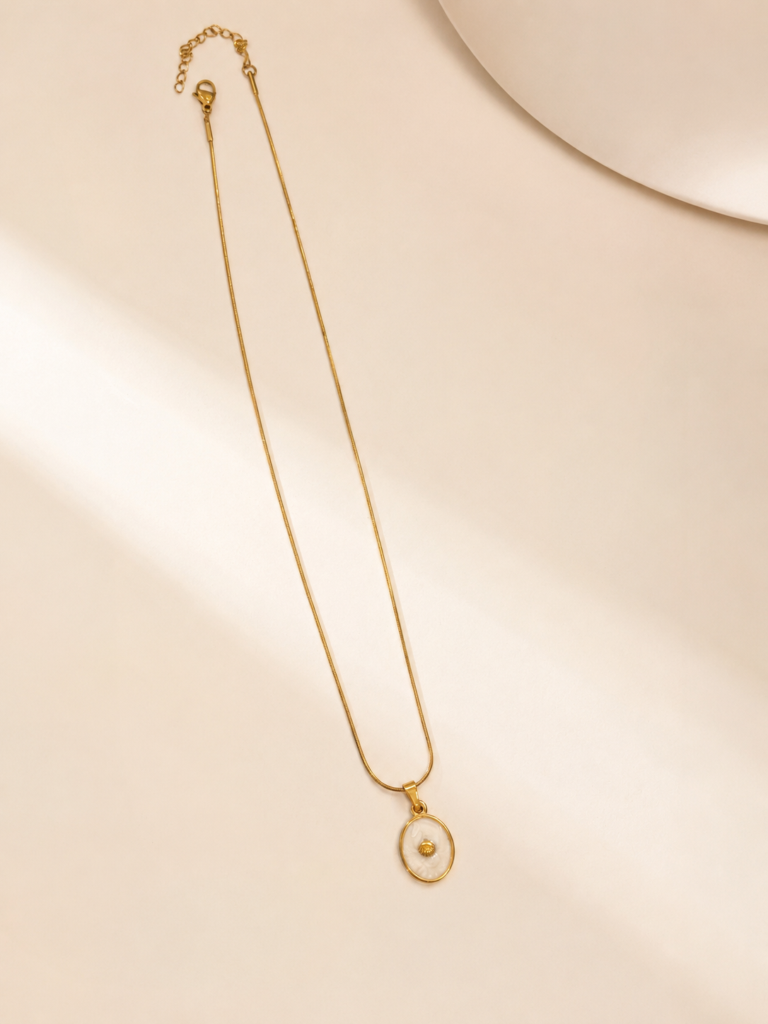 Colar malha redonda com medalha madre pérola e mini conchinha | Dourado