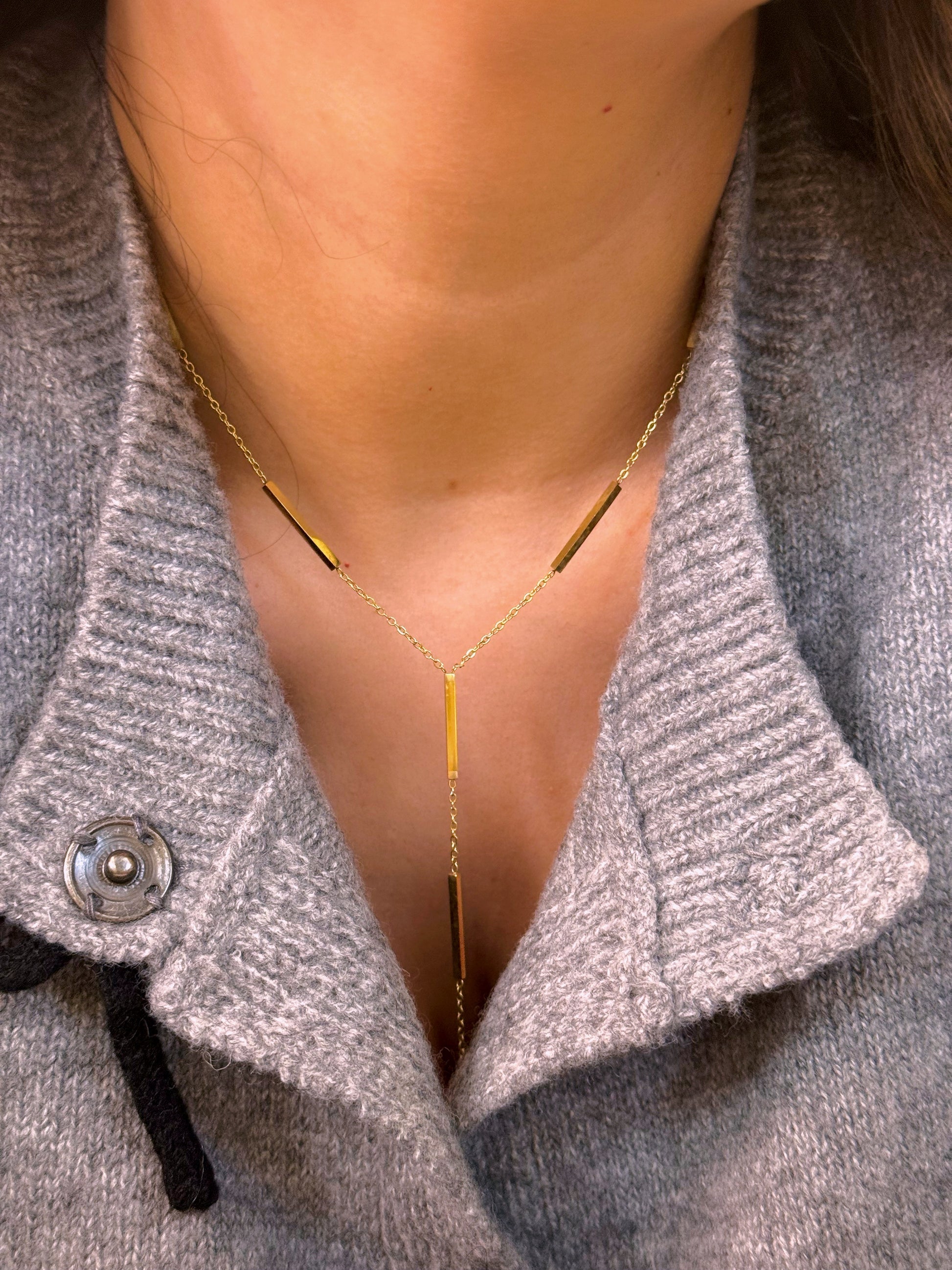 Colar com barrinhas e pendente | Dourado