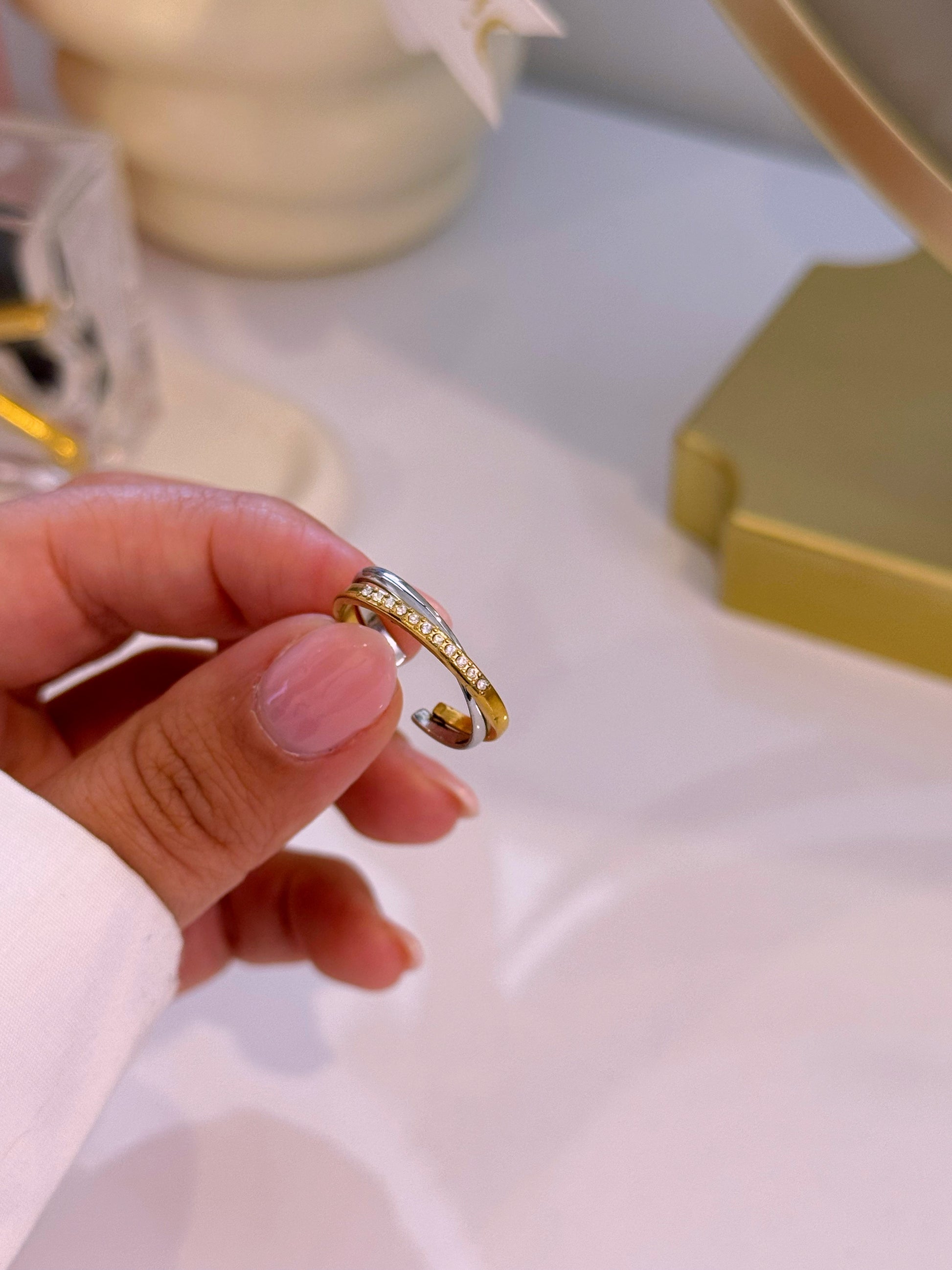 Anel ajustável efeito cruzado com brilhantes | Mix prateado e dourado