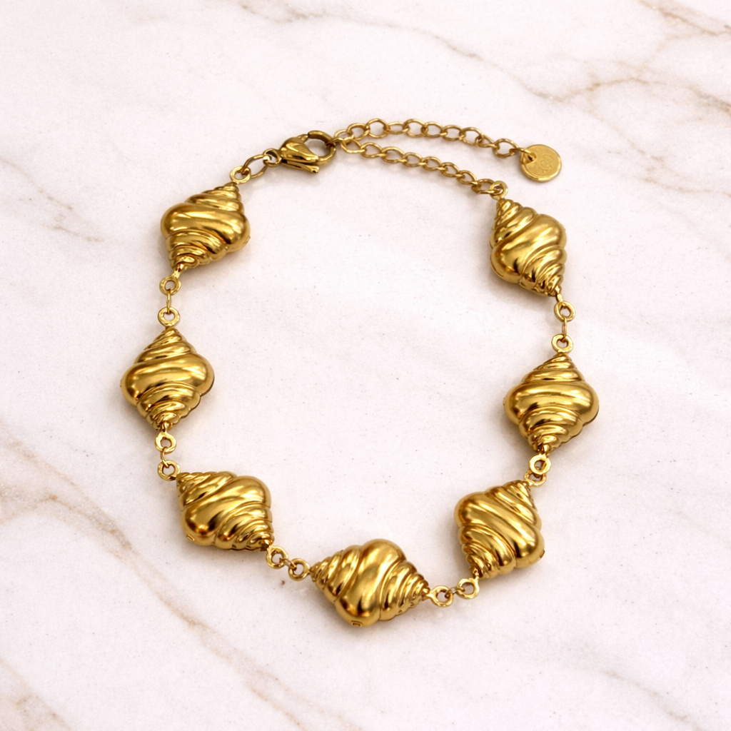 𝐄𝐝𝐢𝐜̧𝐚̃𝐨 𝐋𝐢𝐦𝐢𝐭𝐚𝐝𝐚 𝐕𝐞𝐫𝐚̃𝐨 🐚 Pulseira búzios com relevo | Dourado