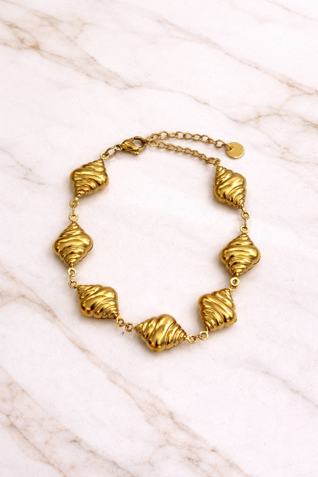 𝐄𝐝𝐢𝐜̧𝐚̃𝐨 𝐋𝐢𝐦𝐢𝐭𝐚𝐝𝐚 𝐕𝐞𝐫𝐚̃𝐨 🐚 Pulseira búzios com relevo | Dourado